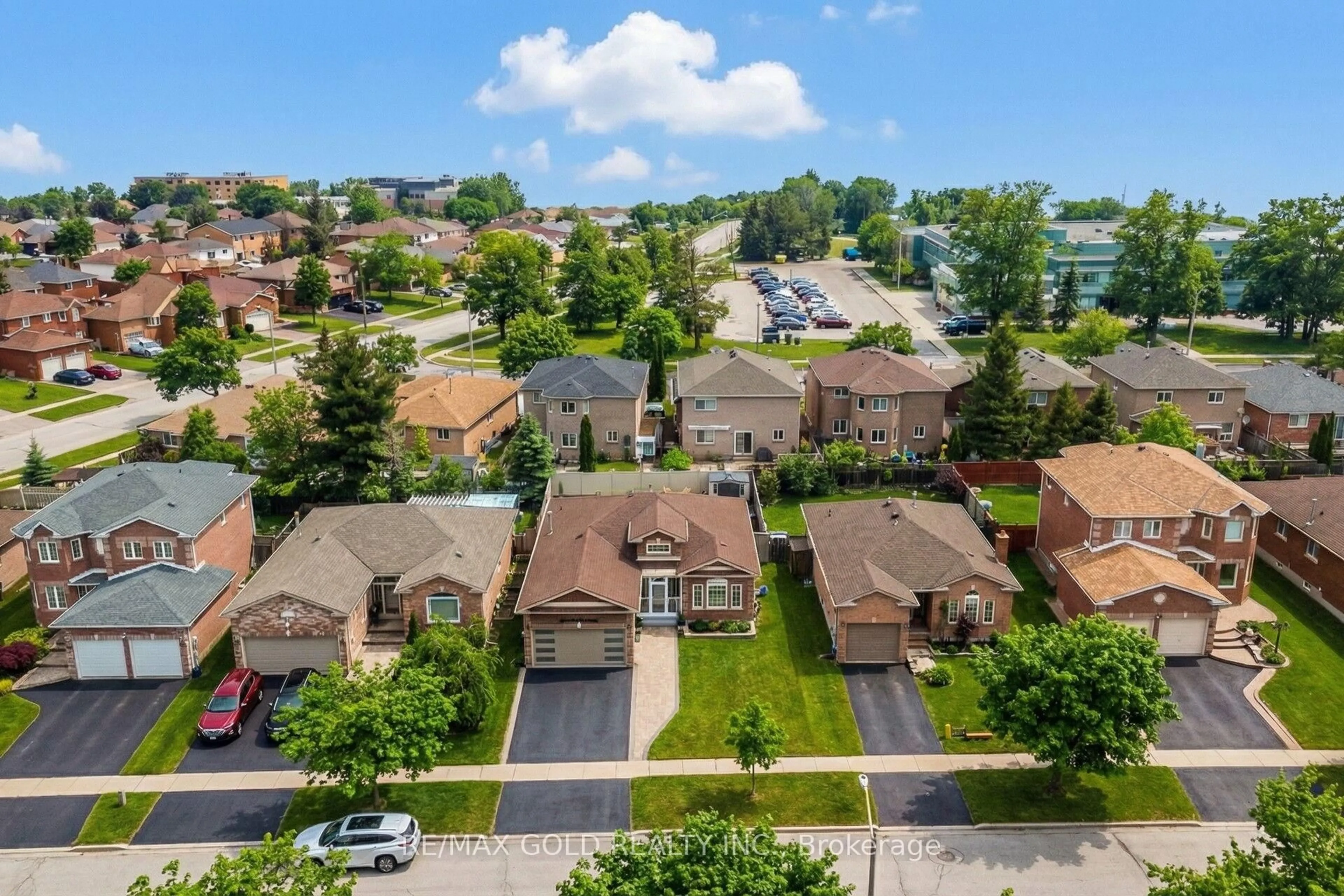 A pic from outside/outdoor area/front of a property/back of a property/a pic from drone, unknown for 68 Benson Dr, Barrie Ontario L4N 7Y2