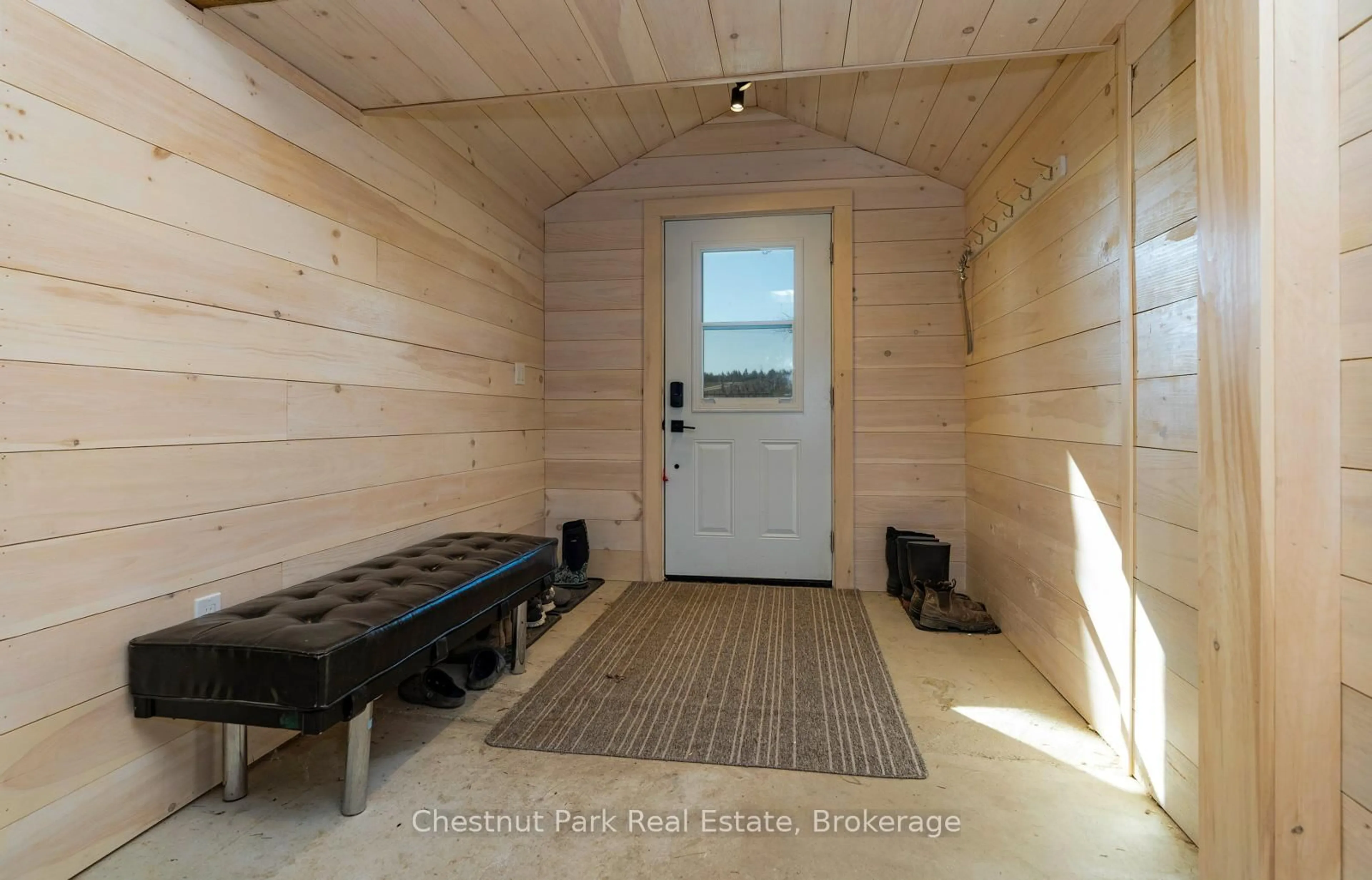 Indoor entryway for 7470 21/22 Nottawasaga Sdrd, Clearview Ontario L0M 1S0