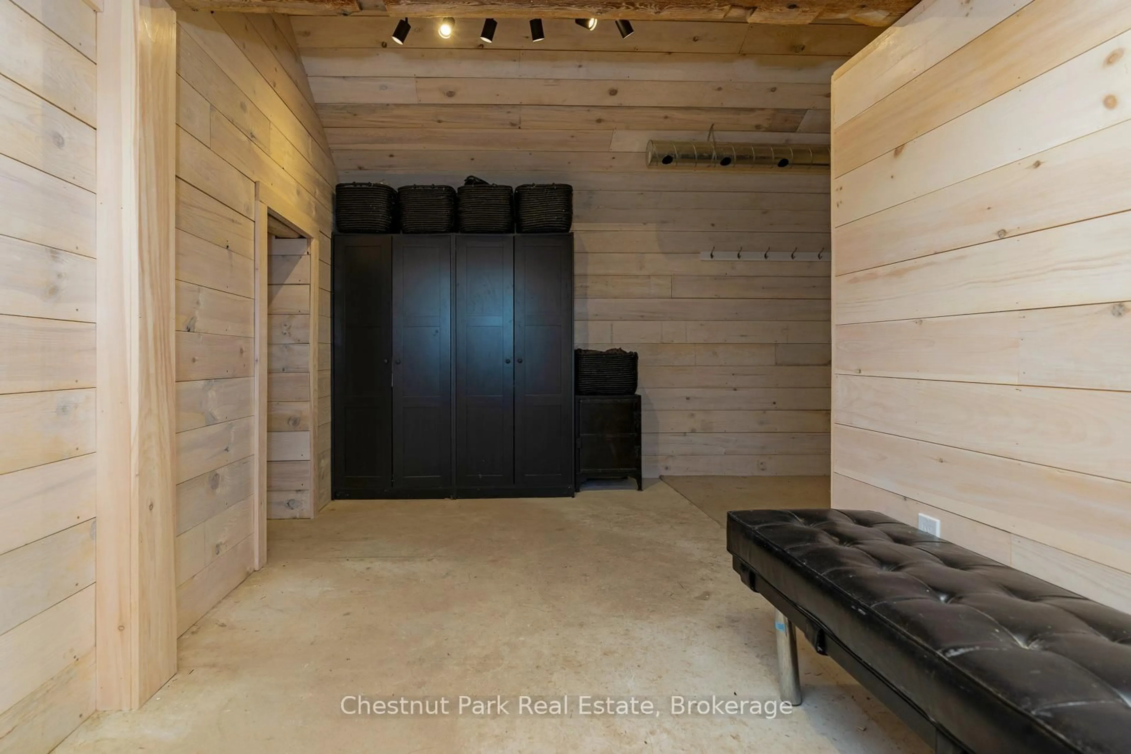 Indoor foyer for 7470 21/22 Nottawasaga Sdrd, Clearview Ontario L0M 1S0