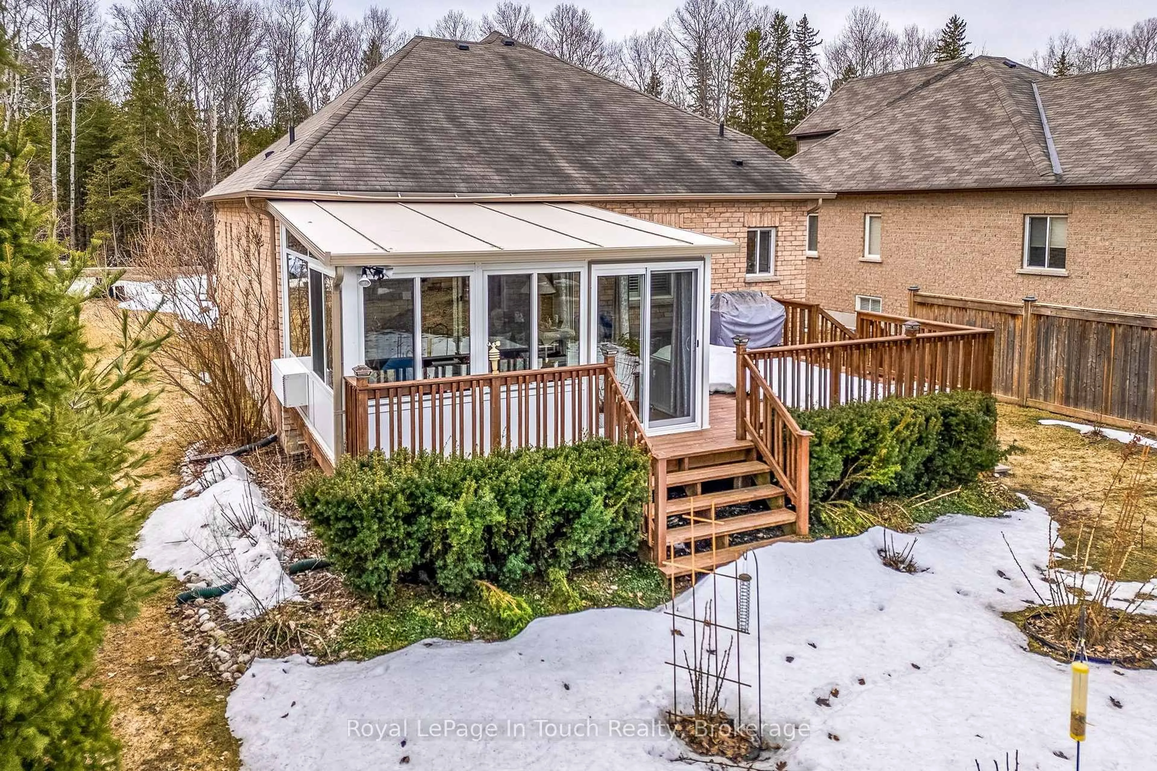 A pic from outside/outdoor area/front of a property/back of a property/a pic from drone, unknown for 75 Pearl St, Wasaga Beach Ontario L9Z 0G8