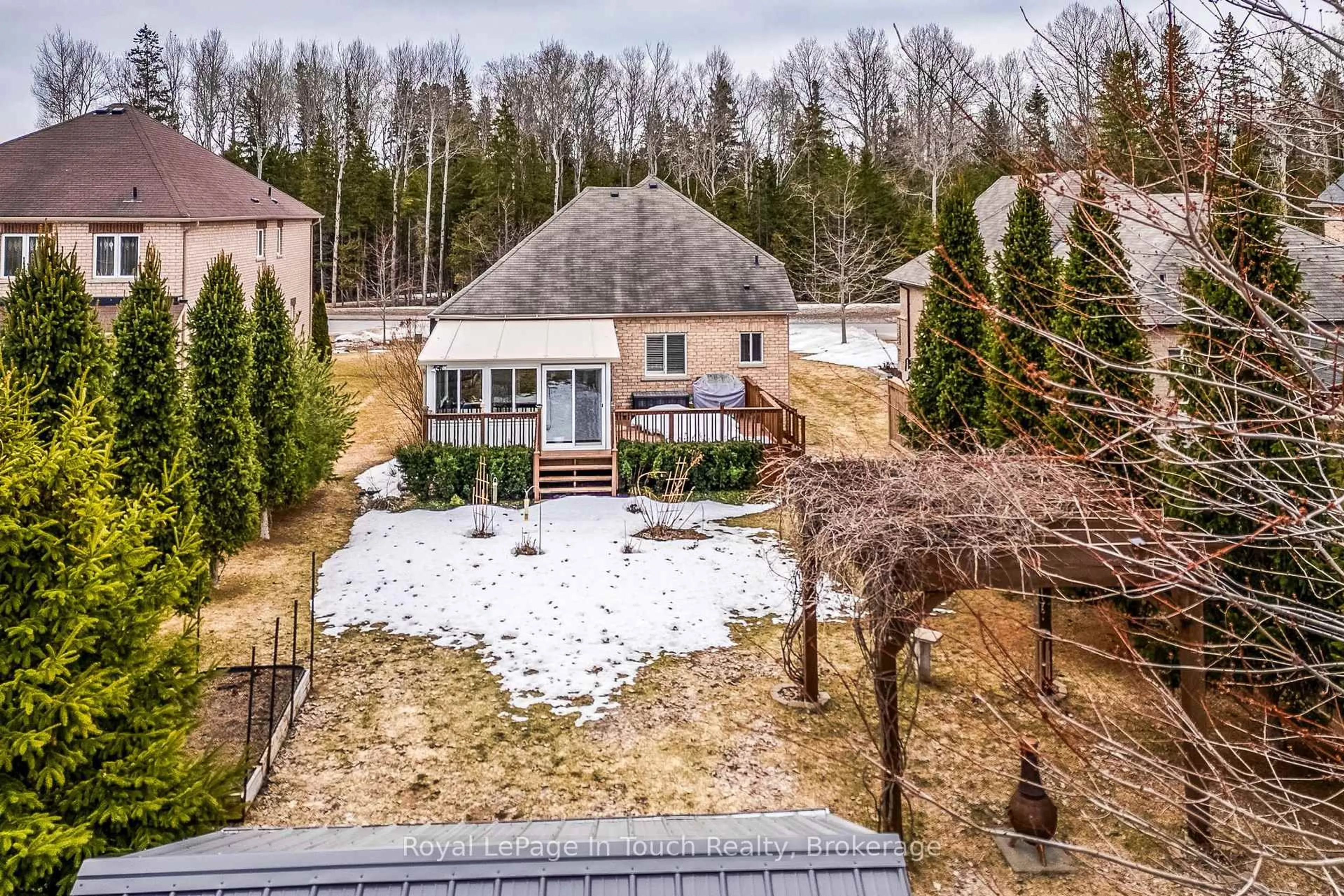 A pic from outside/outdoor area/front of a property/back of a property/a pic from drone, unknown for 75 Pearl St, Wasaga Beach Ontario L9Z 0G8