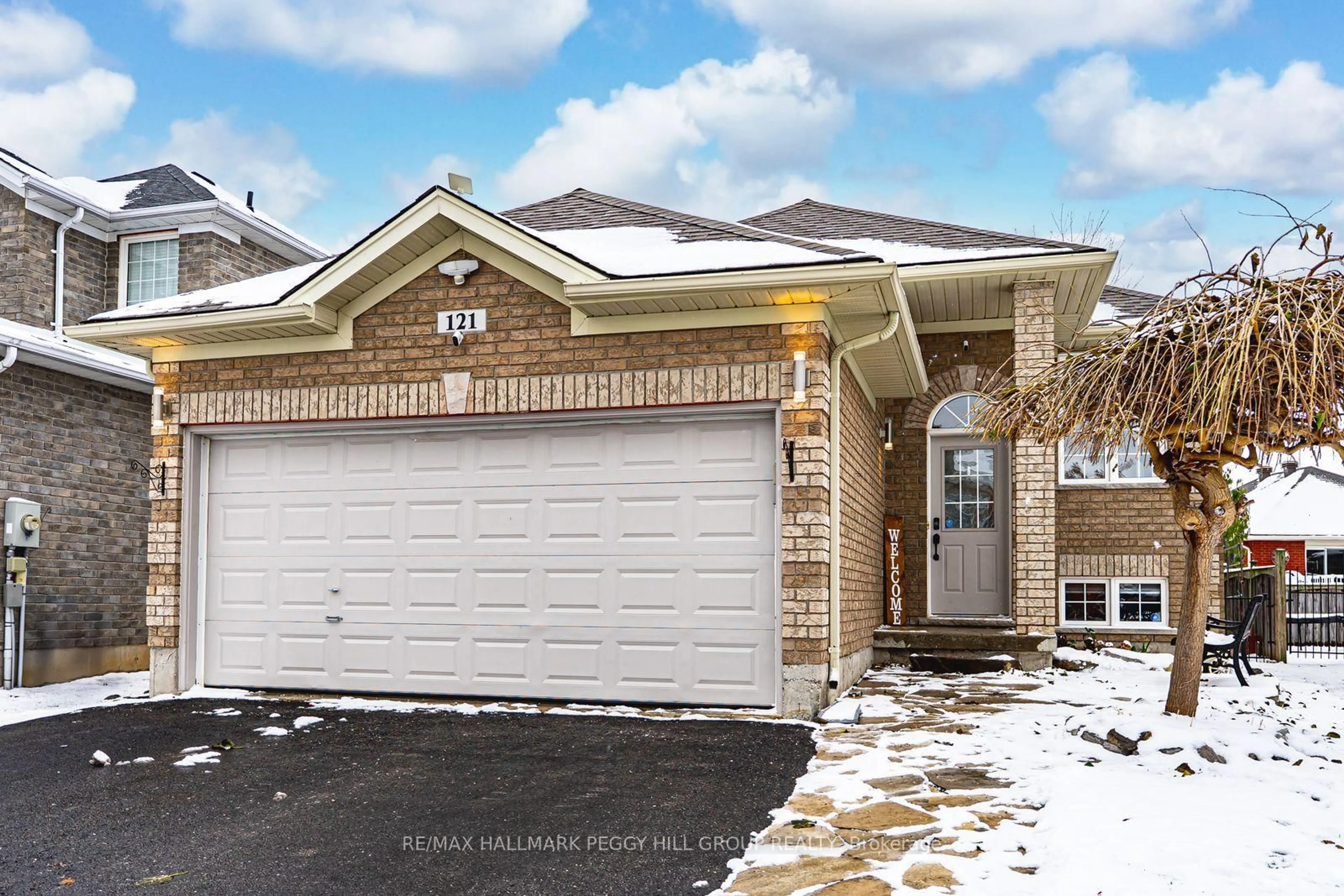 Home with brick exterior material, street for 121 Sovereign's Gate, Barrie Ontario L4N 0Y9