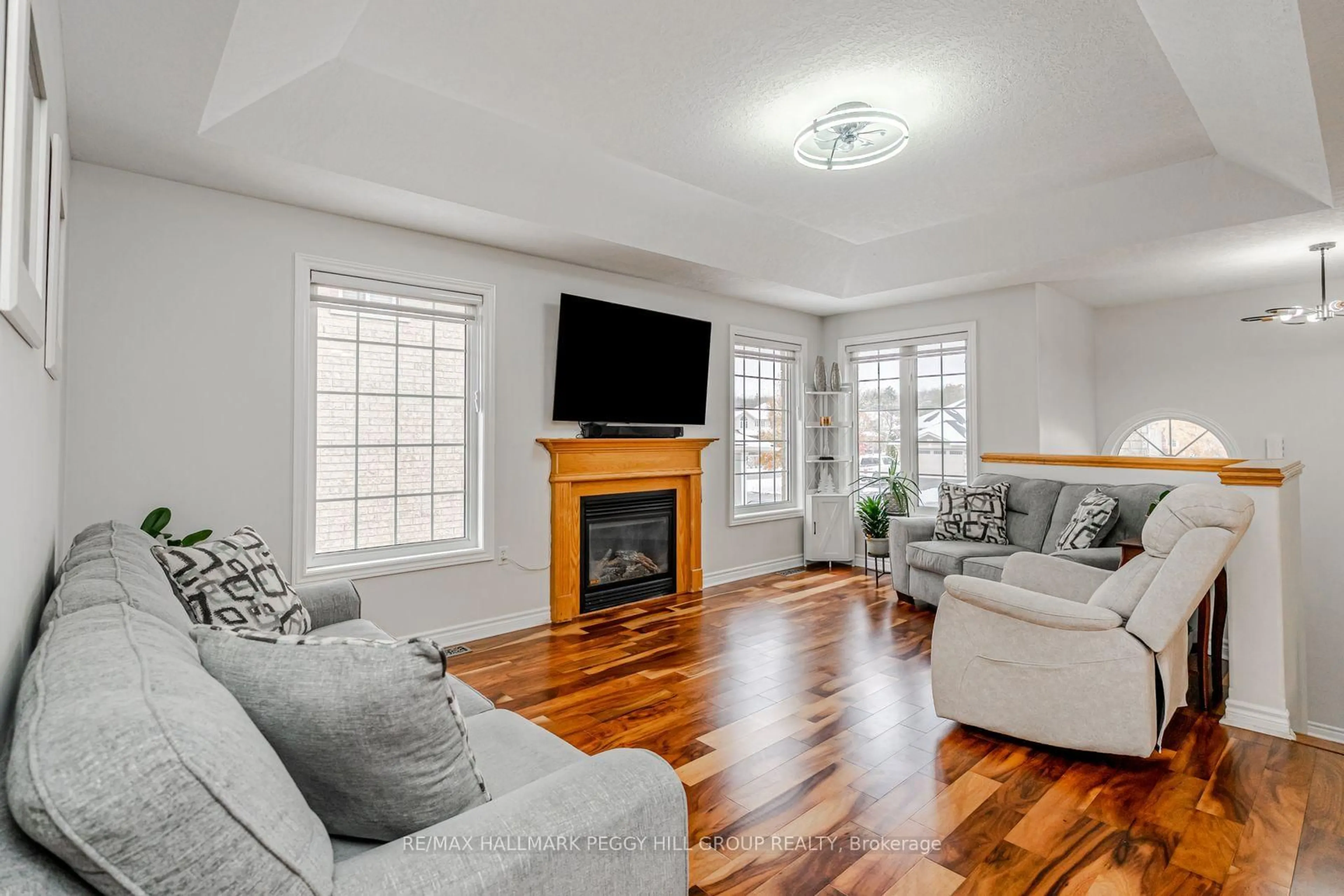 Living room with furniture, wood/laminate floor for 121 Sovereign's Gate, Barrie Ontario L4N 0Y9