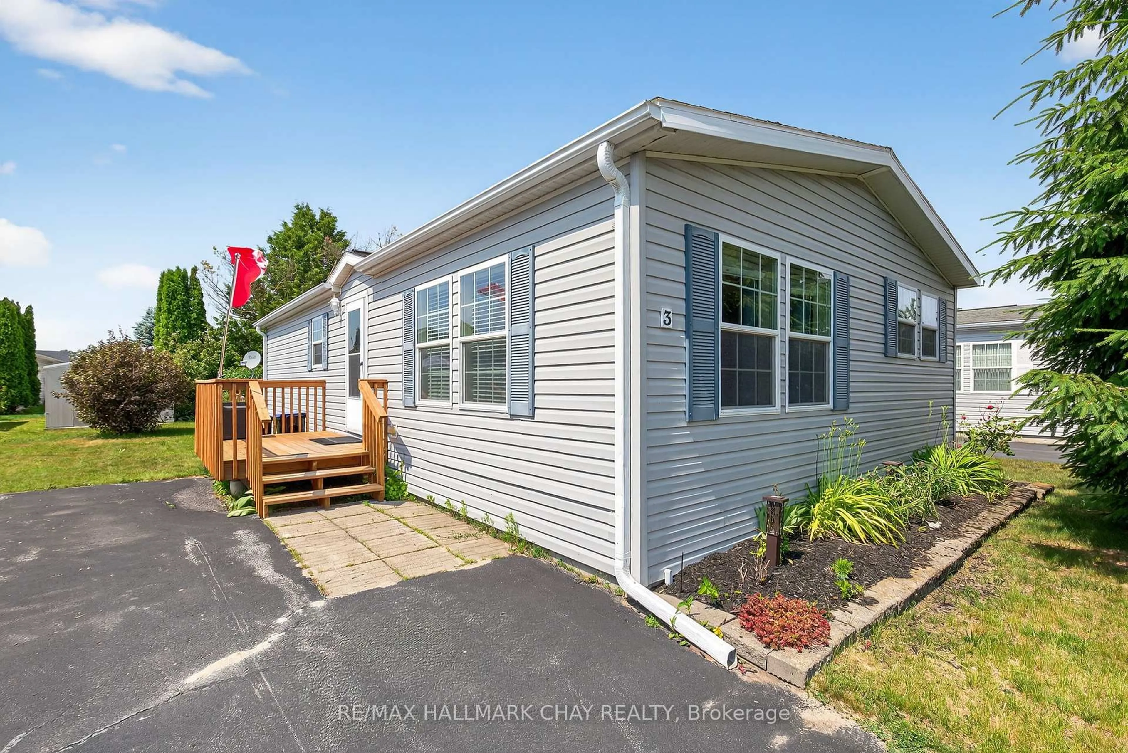 Home with vinyl exterior material, water/lake/river/ocean view for 3 Illinois Cres, Wasaga Beach Ontario L9Z 3A8