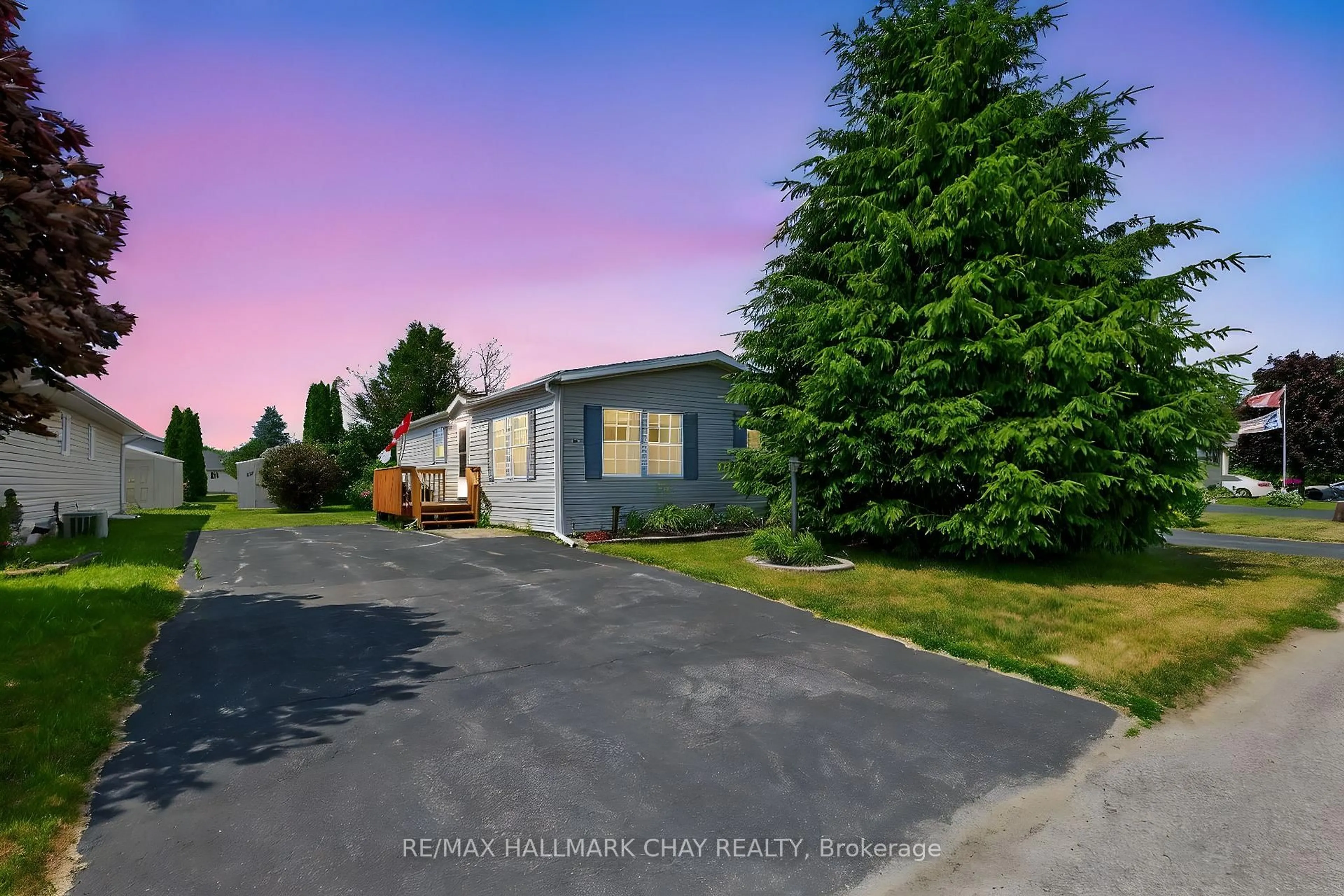 A pic from outside/outdoor area/front of a property/back of a property/a pic from drone, street for 3 Illinois Cres, Wasaga Beach Ontario L9Z 3A8