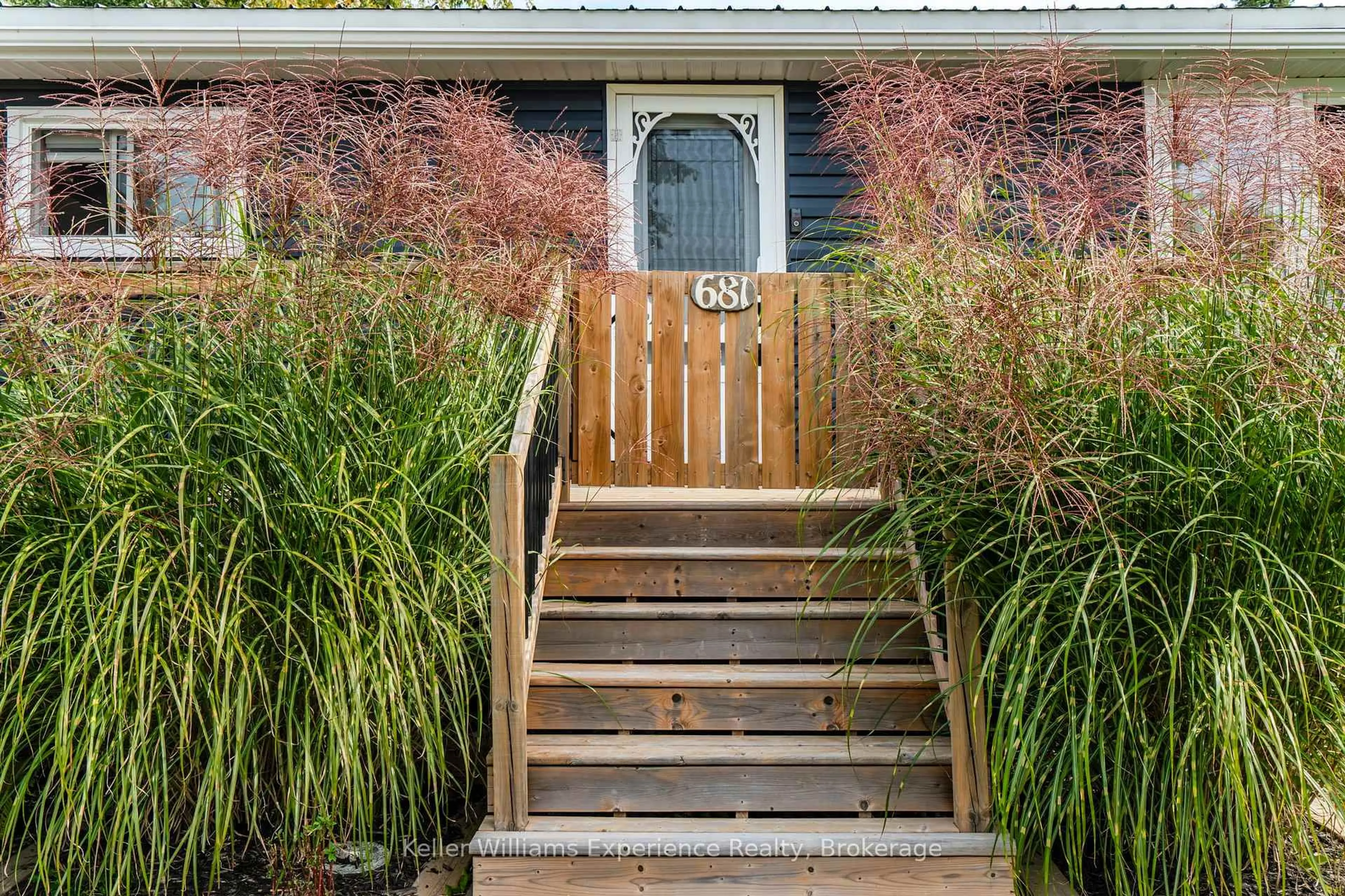 Indoor entryway for 681 McMurtry Rd, Midland Ontario L4R 0B9