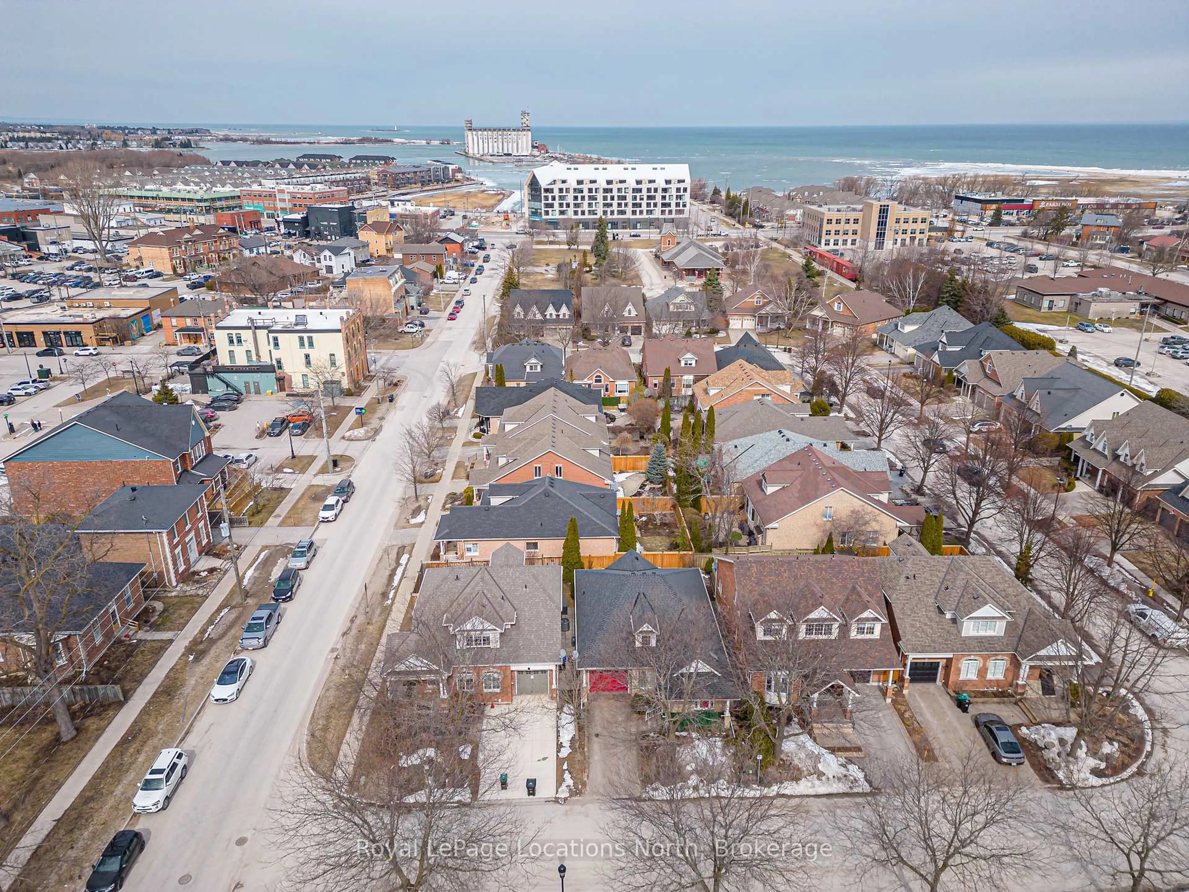 A pic from outside/outdoor area/front of a property/back of a property/a pic from drone, city buildings view from balcony for 34 Callary Cres, Collingwood Ontario L9Y 4Y1