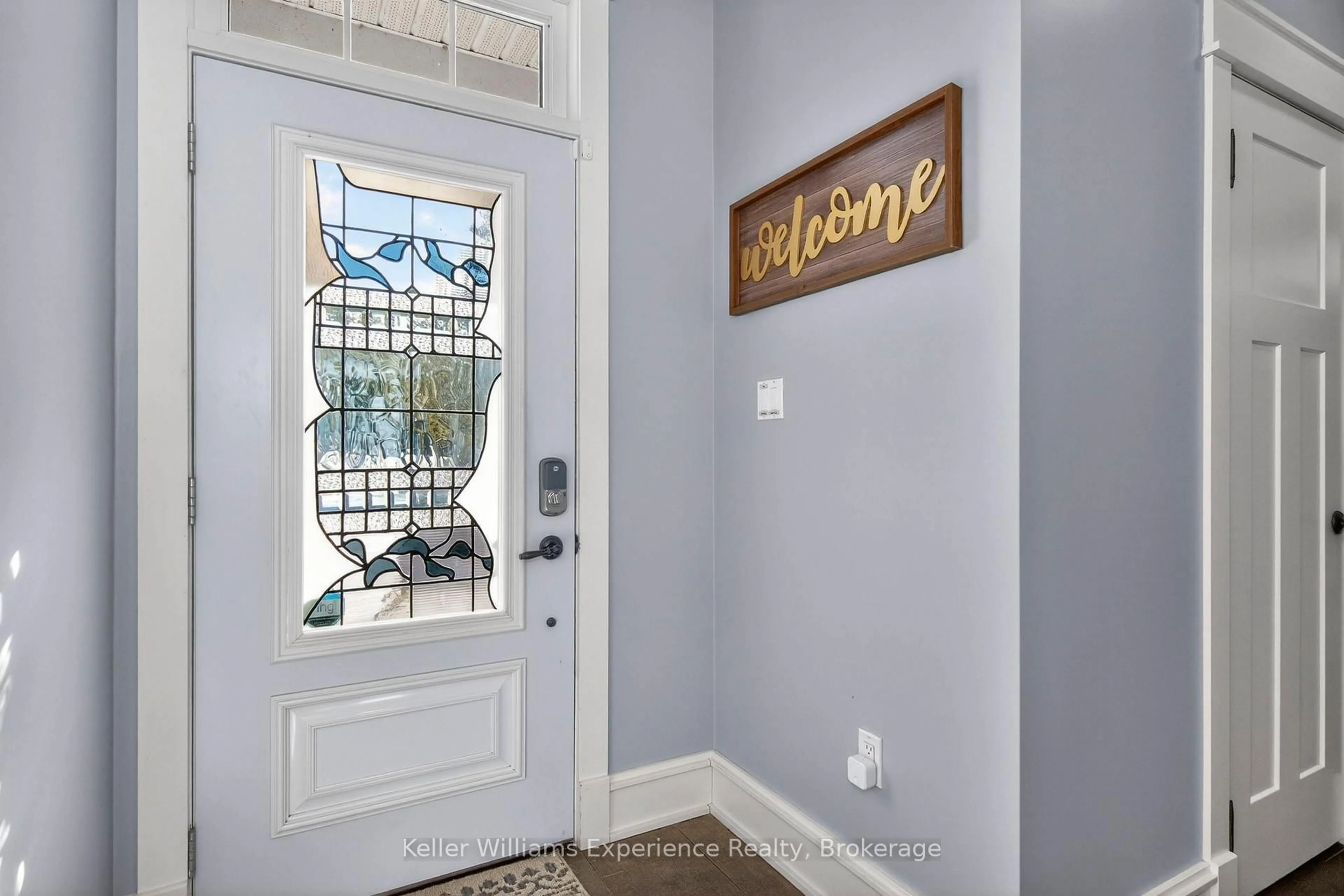 Indoor entryway for 1749 Champlain Rd, Tiny Ontario L9M 0C1