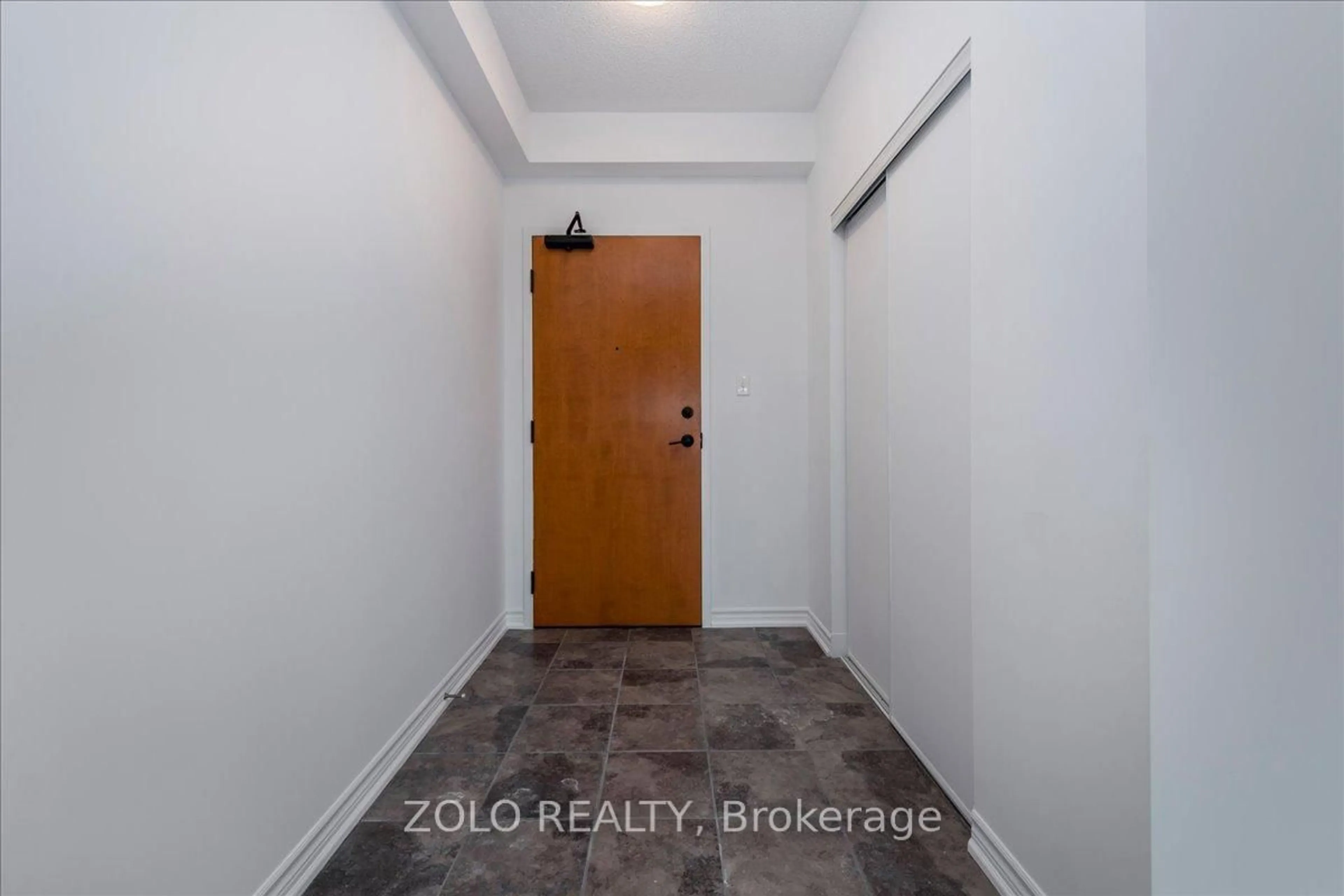 Indoor entryway for 100 Dean Ave #402, Barrie Ontario L9J 0H1