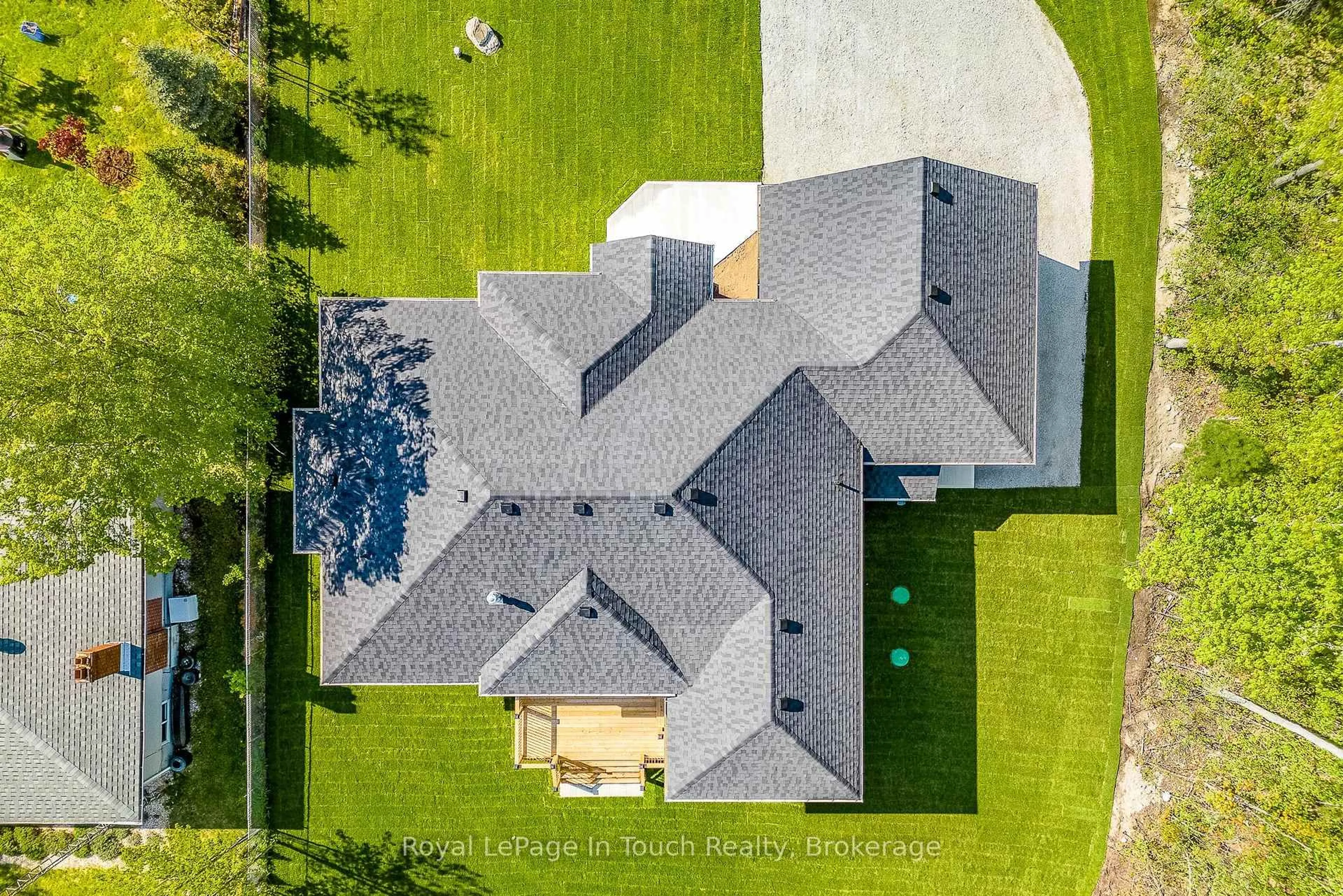 A pic from outside/outdoor area/front of a property/back of a property/a pic from drone, unknown for 125 Tall Pines Dr, Tiny Ontario L9M 0H4