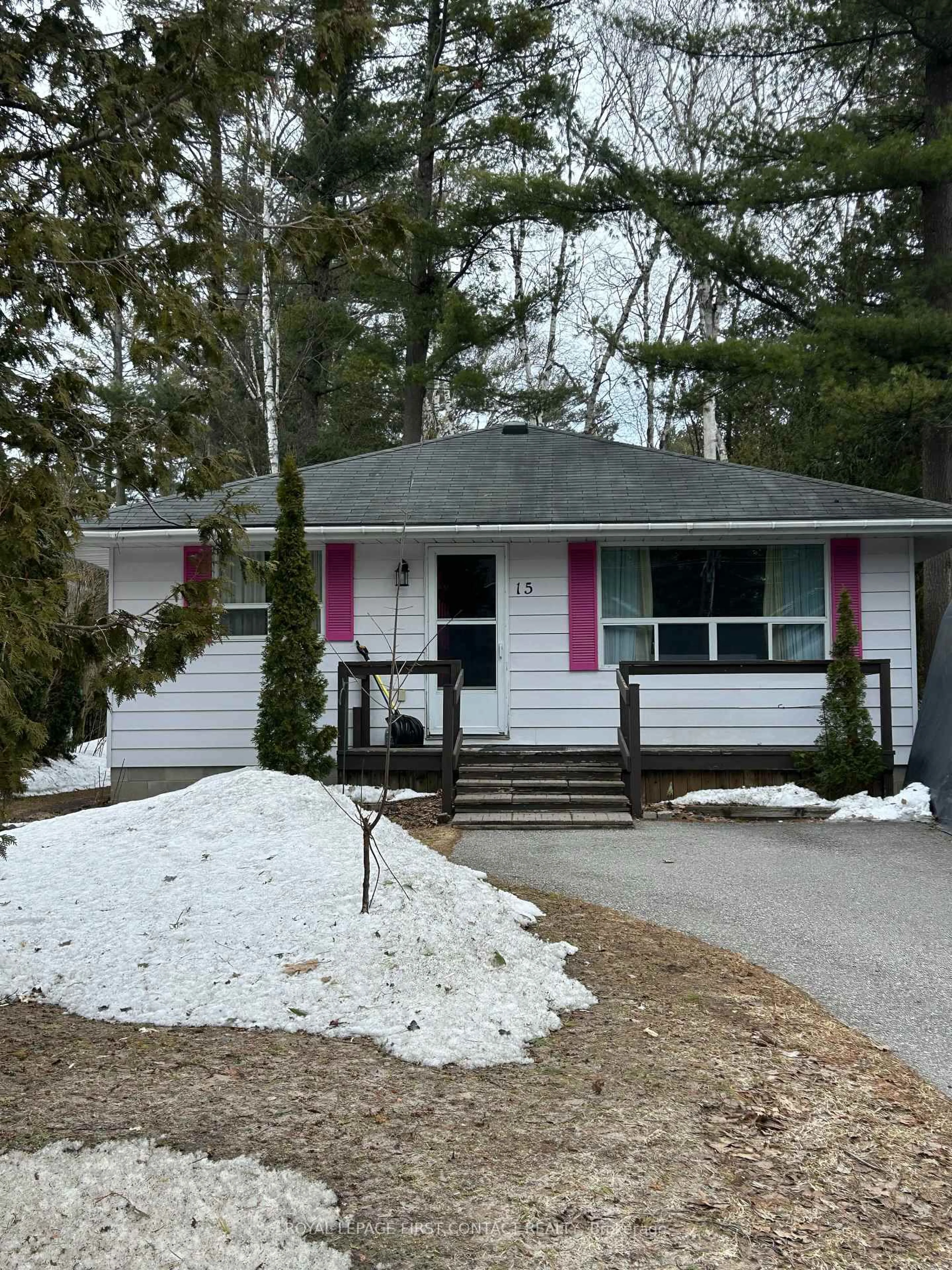 Home with vinyl exterior material, street for 15 51st St, Wasaga Beach Ontario L9Z 1X5