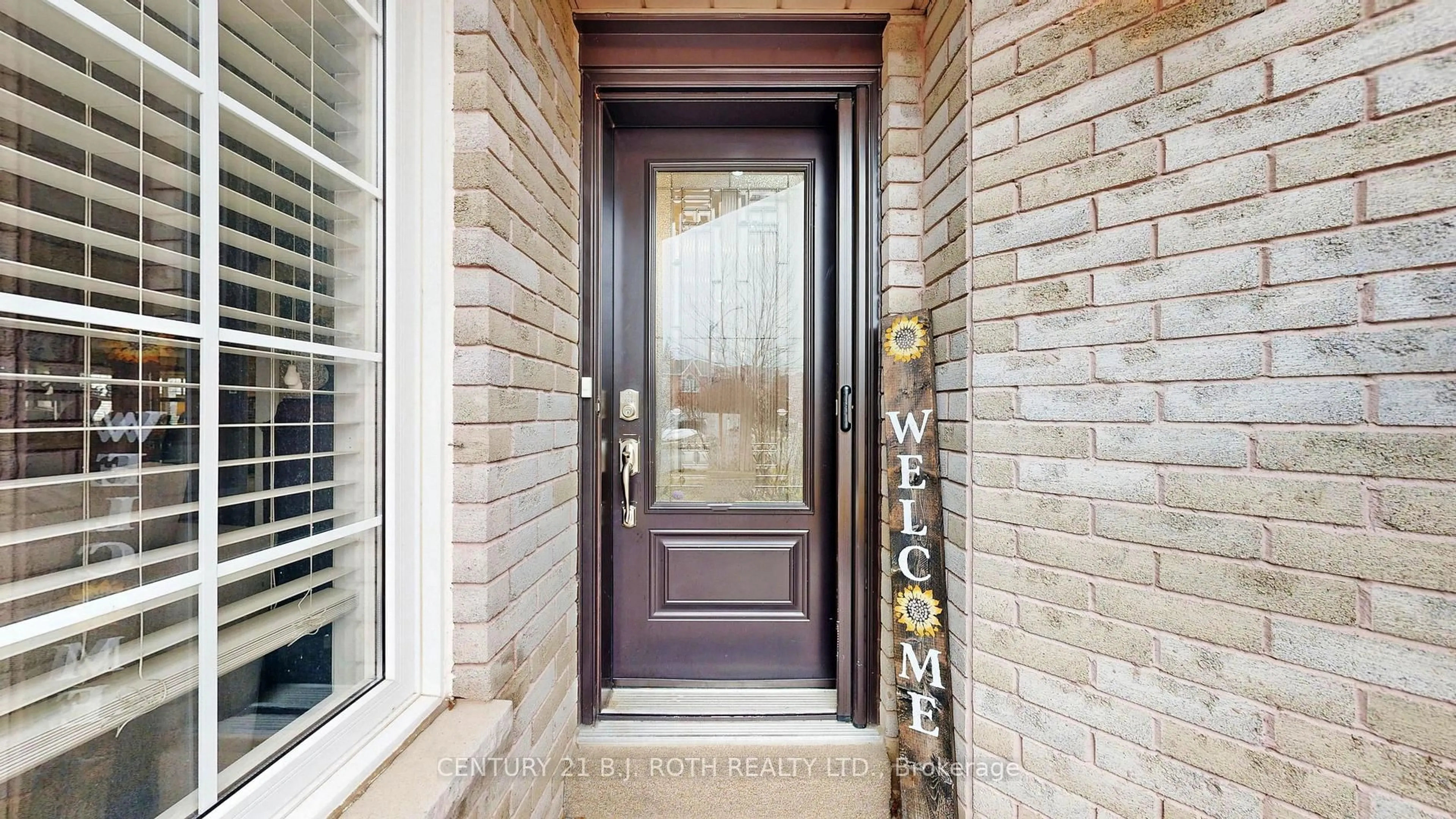 Indoor entryway for 14 Round Leaf Crt, Barrie Ontario L4N 9N3