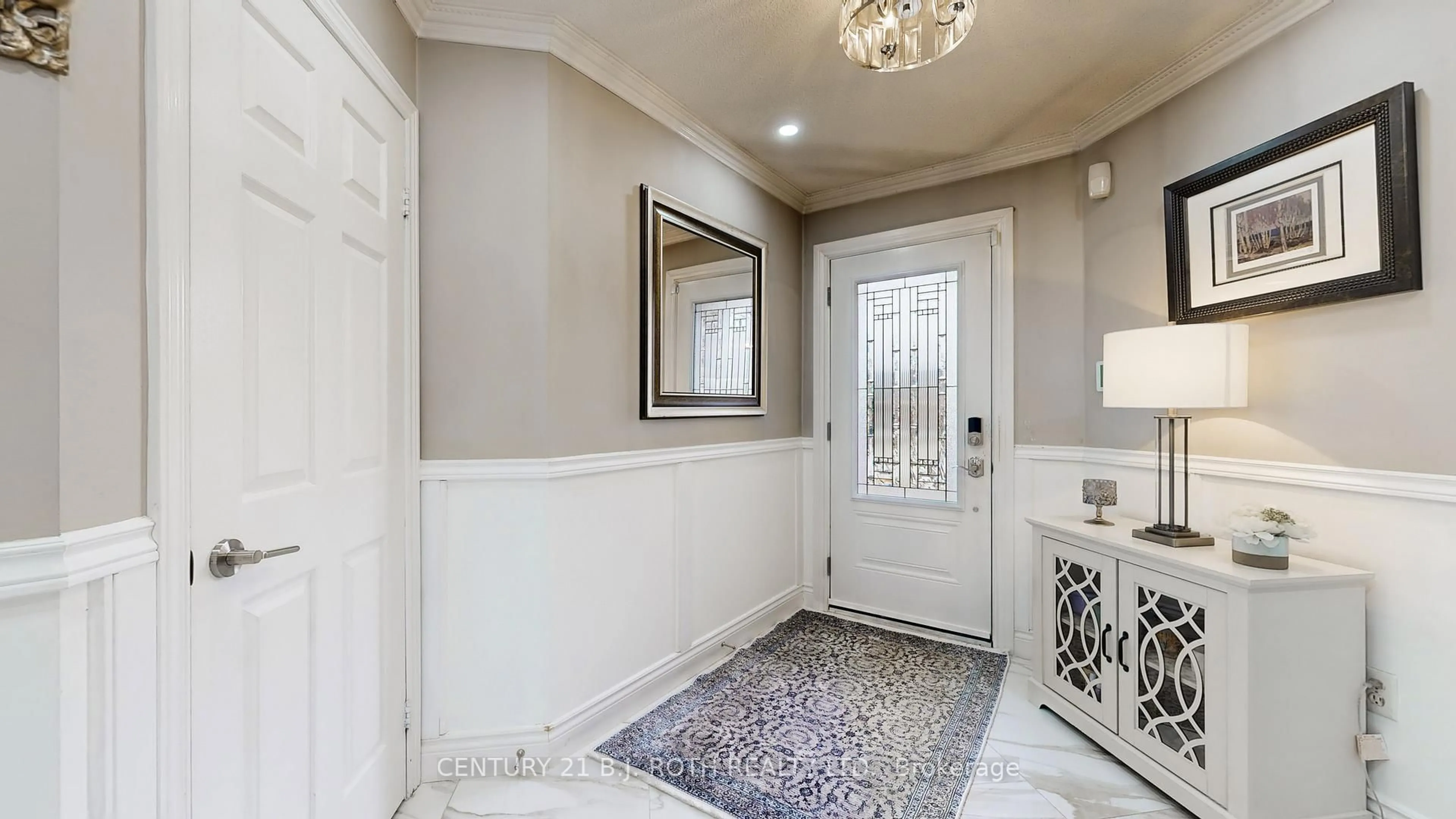 Indoor entryway for 14 Round Leaf Crt, Barrie Ontario L4N 9N3