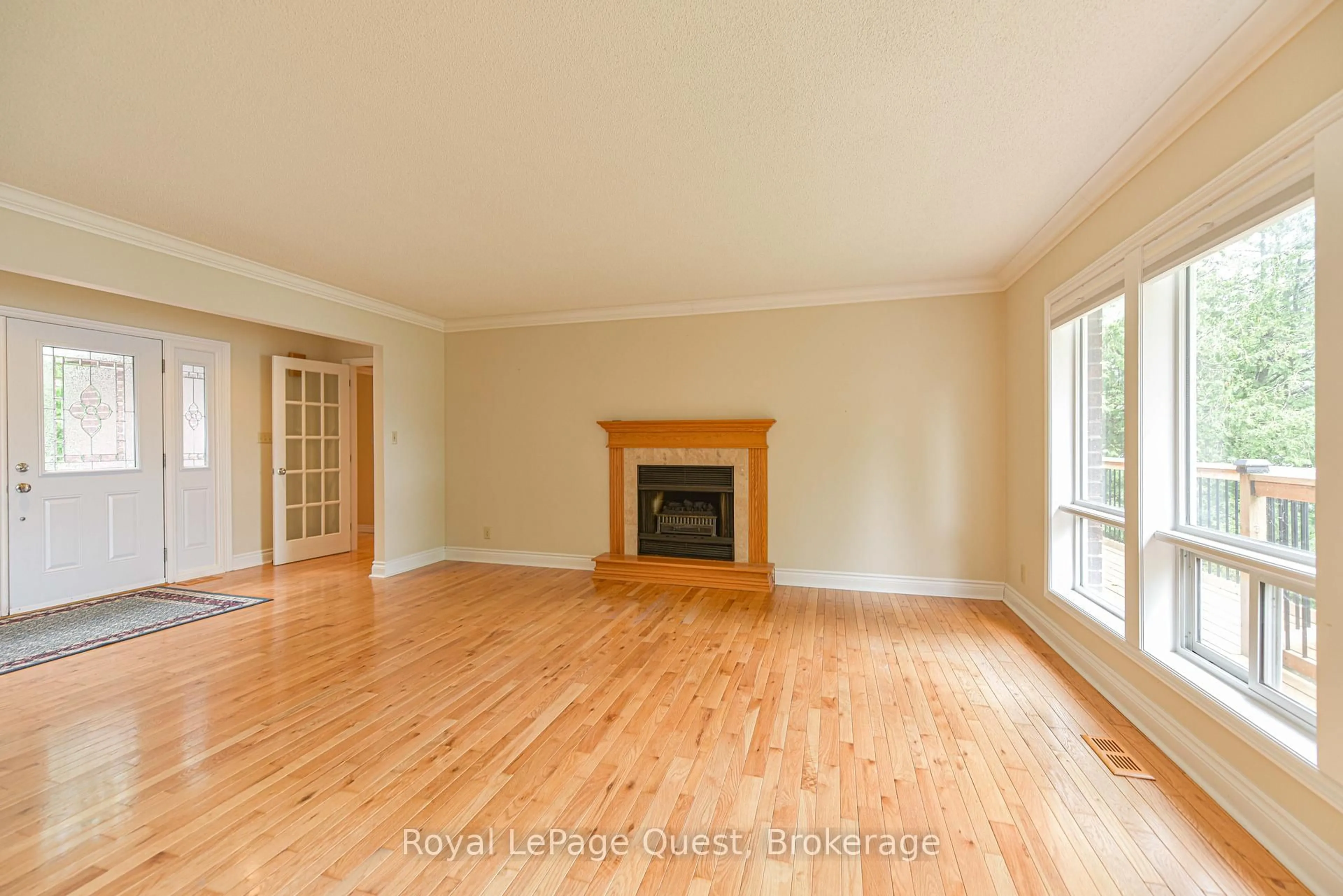 Living room with furniture, wood/laminate floor for 27 Heyden Ave, Orillia Ontario L3V 0G5