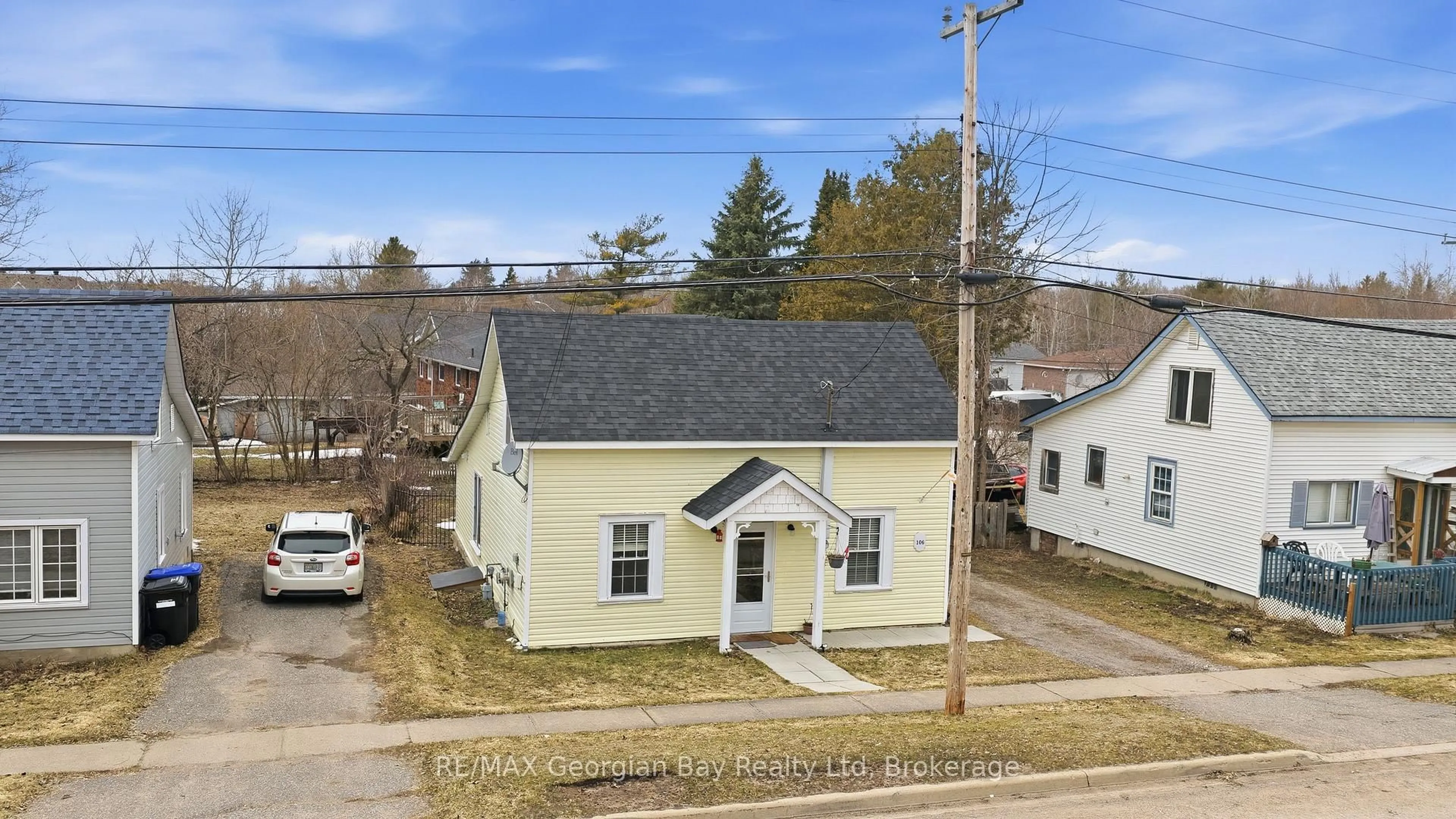 A pic from outside/outdoor area/front of a property/back of a property/a pic from drone, street for 106 WILLIAM St, Tay Ontario L0K 2A0