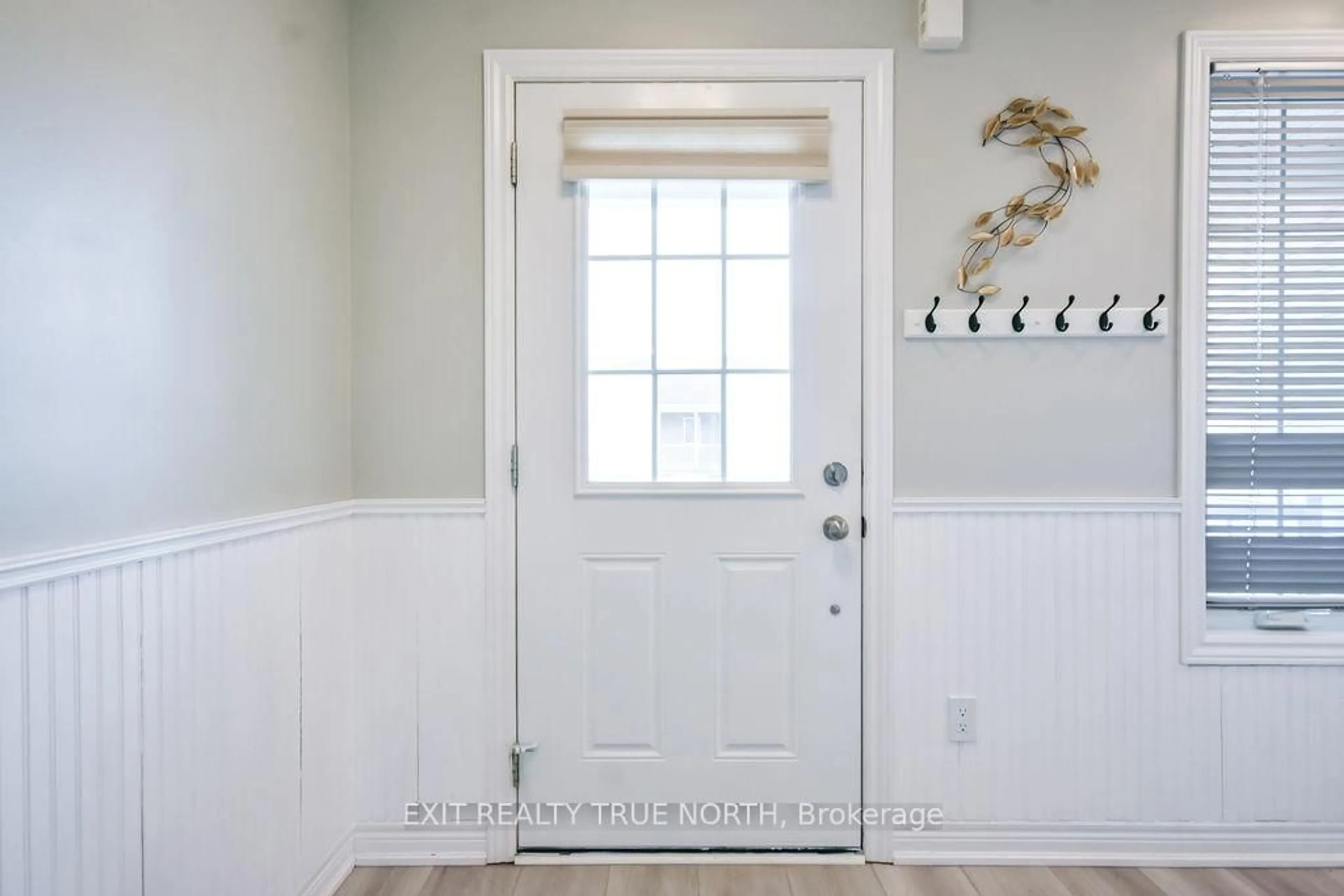 Indoor entryway for 8 Sinclair Cres, Ramara Ontario L3V 8J9