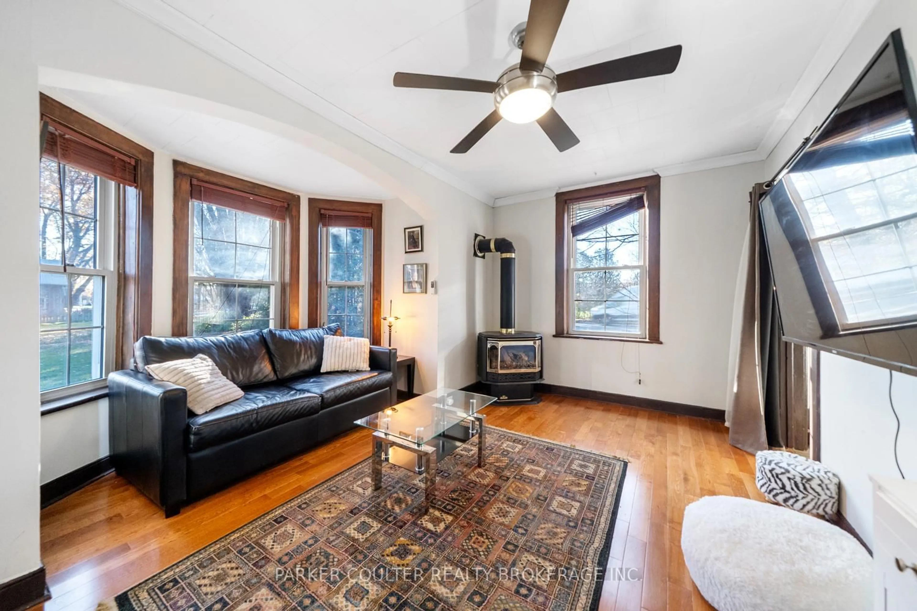 Living room with furniture, unknown for 57 Coldwater Rd, Severn Ontario L0K 1E0