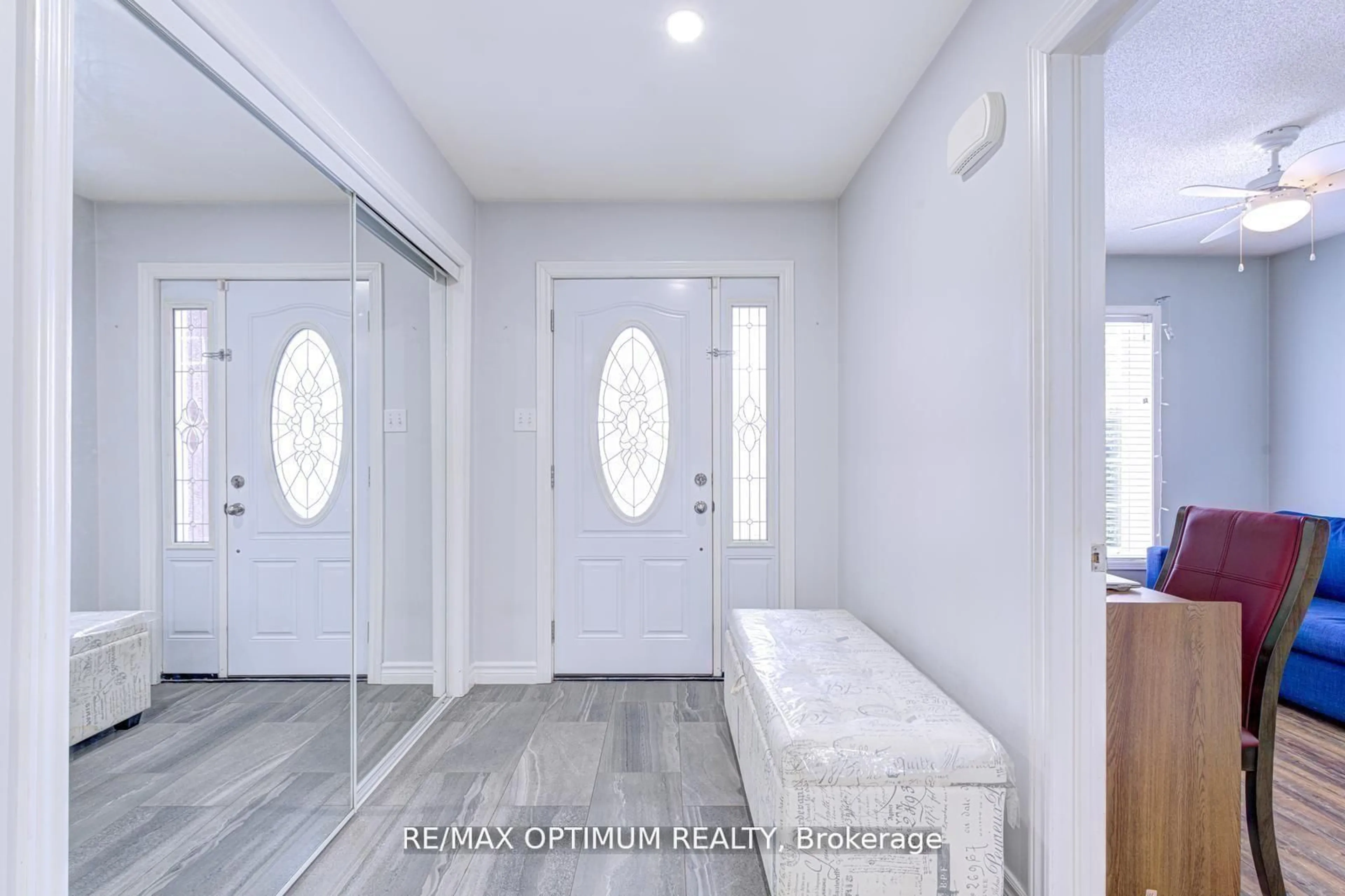 Indoor entryway for 177 Hanmer St, Barrie Ontario L4M 6W6
