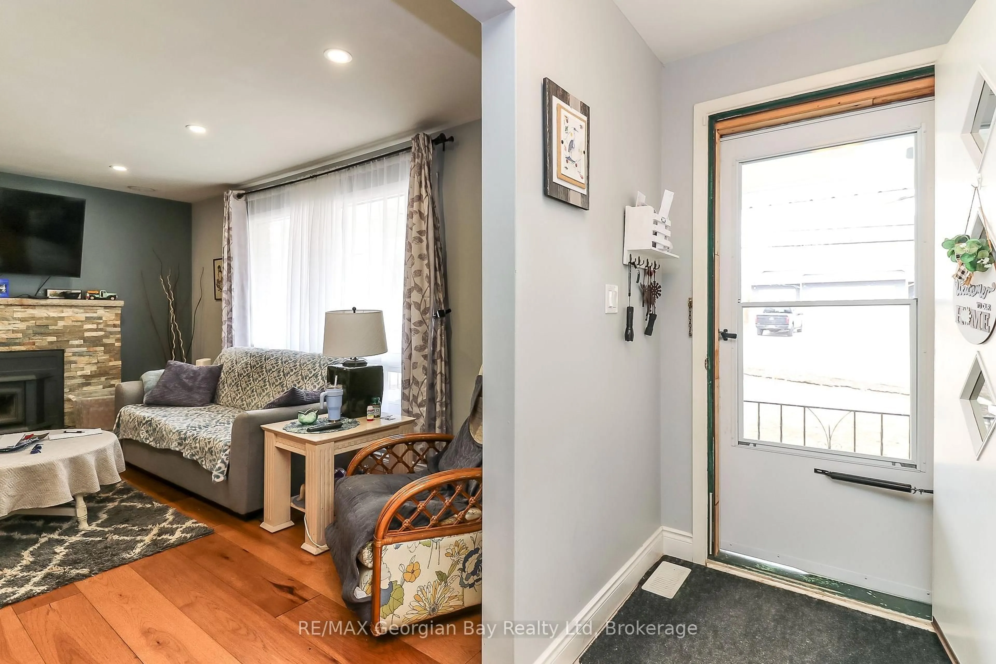 Indoor entryway for 57 MAPLE St, Tay Ontario L0K 2A0