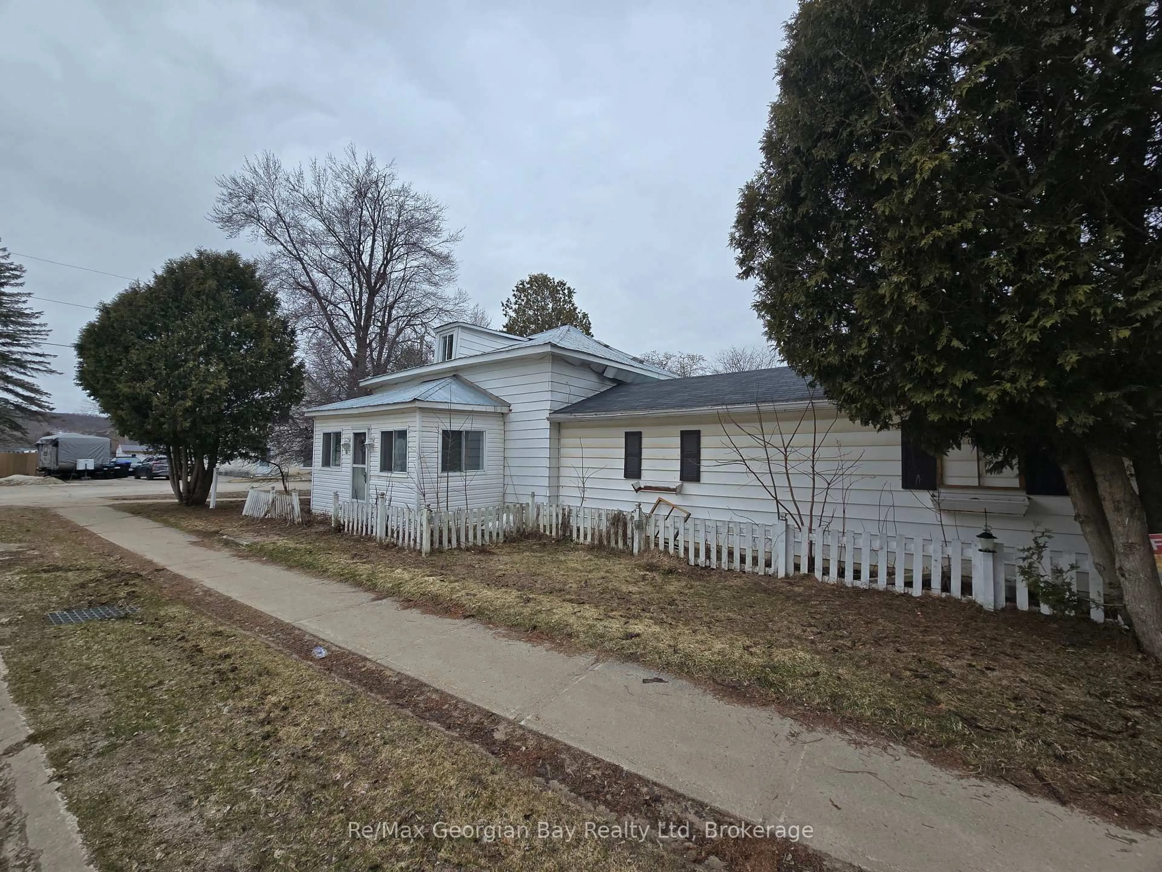 A pic from outside/outdoor area/front of a property/back of a property/a pic from drone, street for 8 MILL St, Severn Ontario L0K 1E0