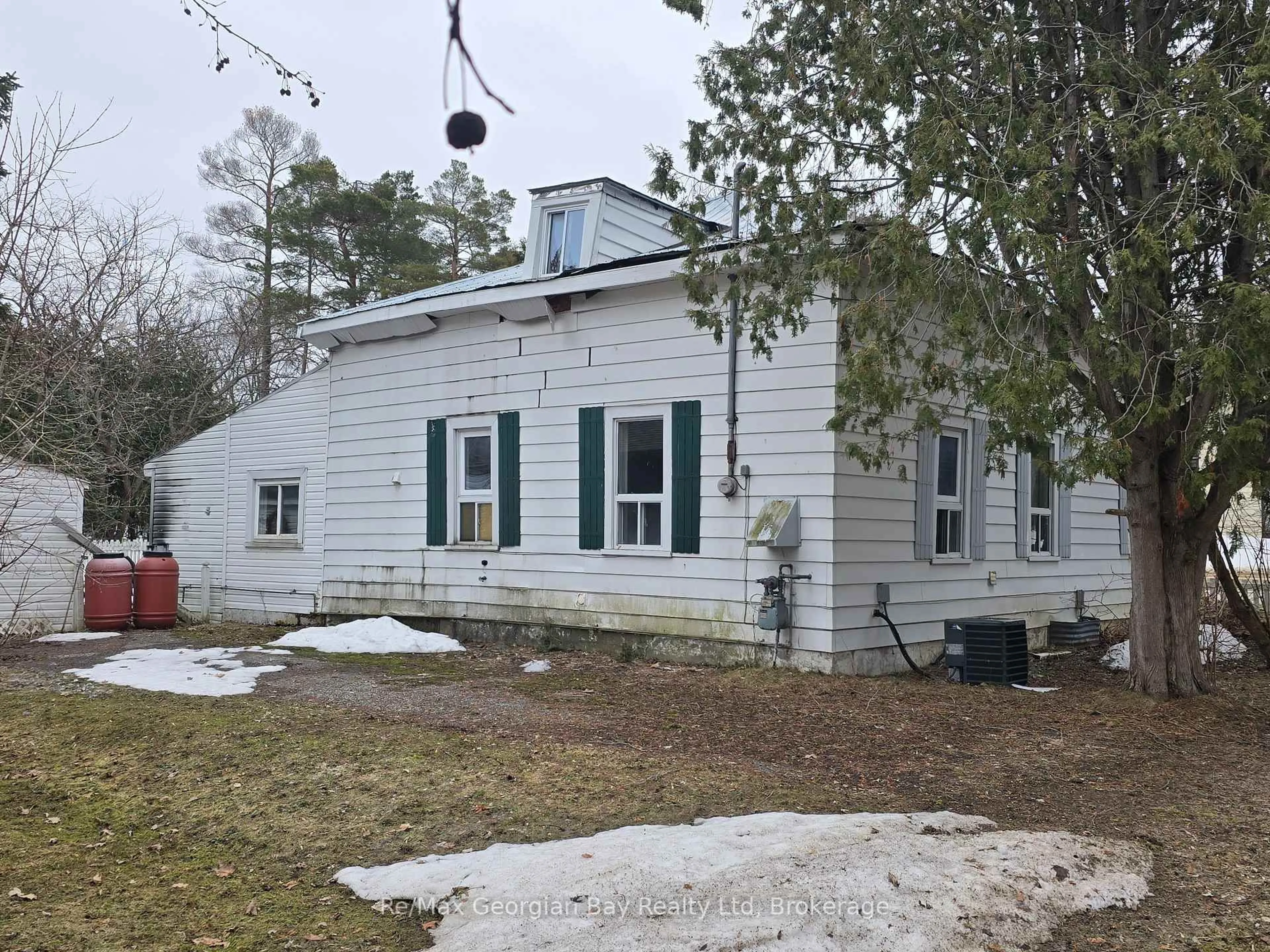 A pic from outside/outdoor area/front of a property/back of a property/a pic from drone, building for 8 MILL St, Severn Ontario L0K 1E0