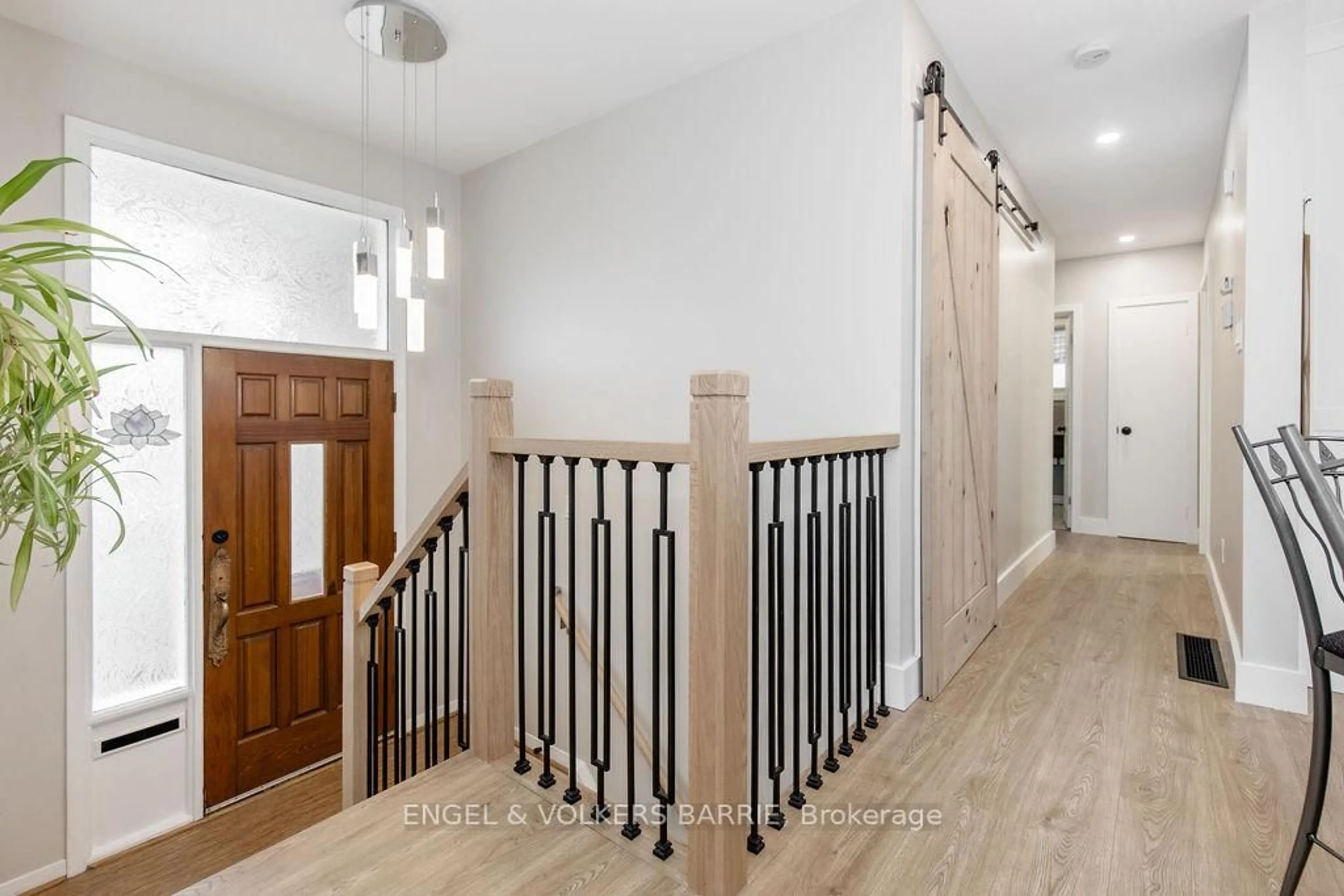 Indoor entryway for 68 Ottaway Ave, Barrie Ontario L4M 2X2