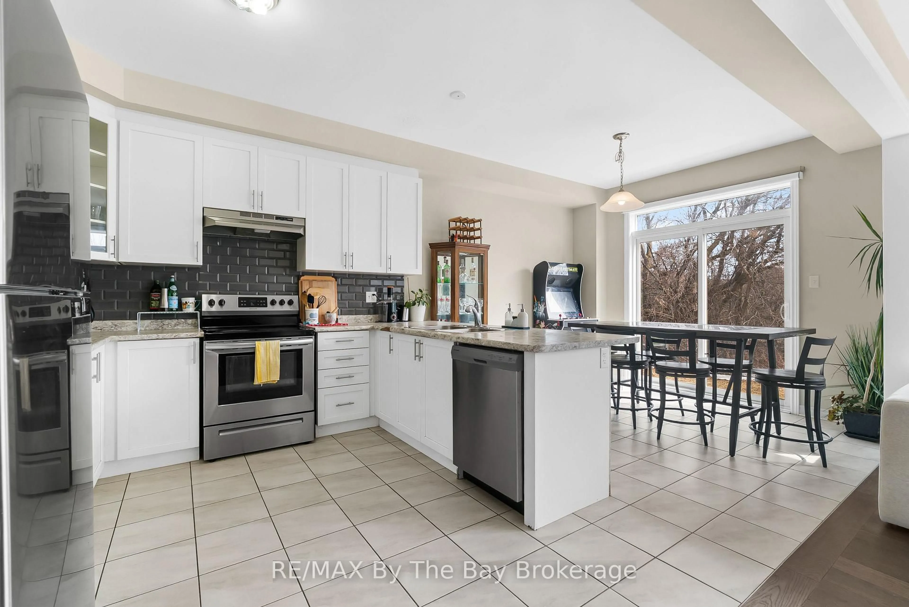 Open concept kitchen, ceramic/tile floor for 56 Kirby Ave, Collingwood Ontario L9Y 3Y8