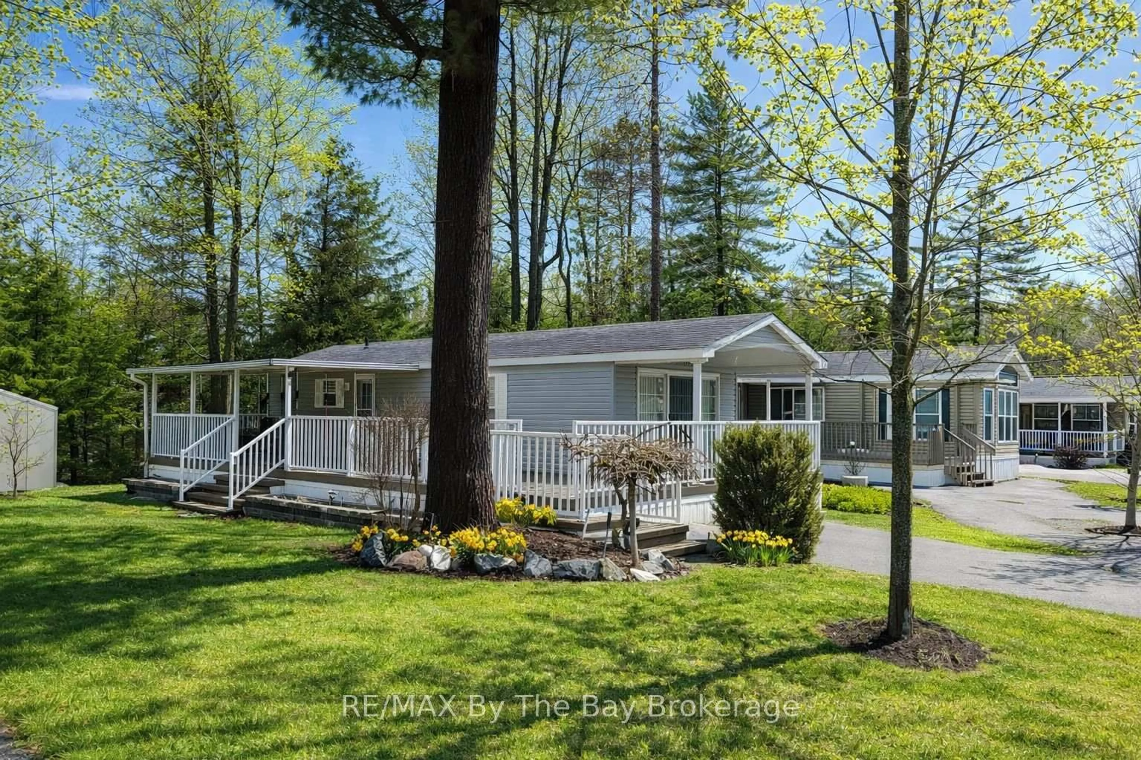 Home with vinyl exterior material, unknown for 32 Temagami Tr, Wasaga Beach Ontario L9Z 1X7