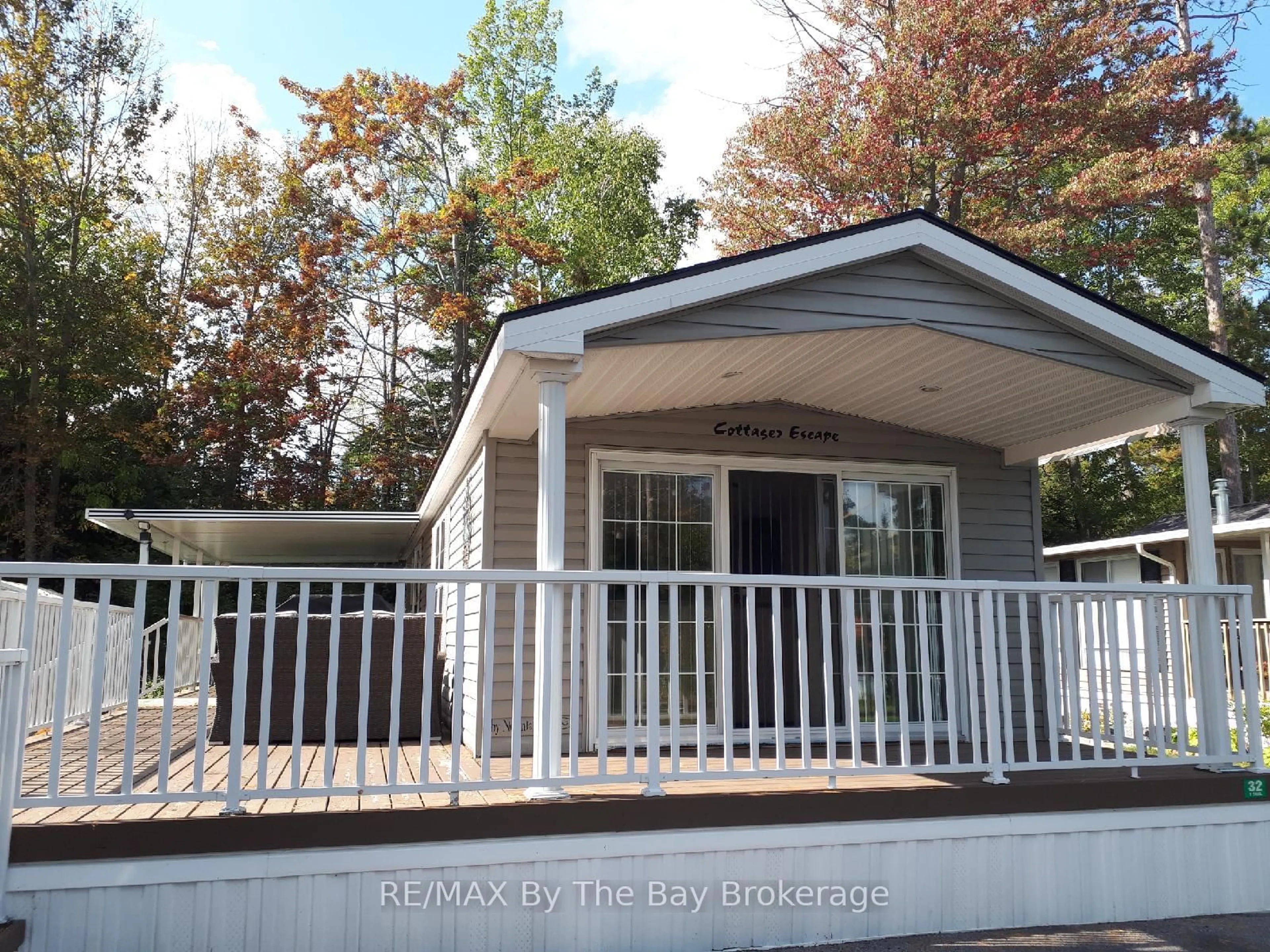 Home with vinyl exterior material, unknown for 32 Temagami Tr, Wasaga Beach Ontario L9Z 1X7