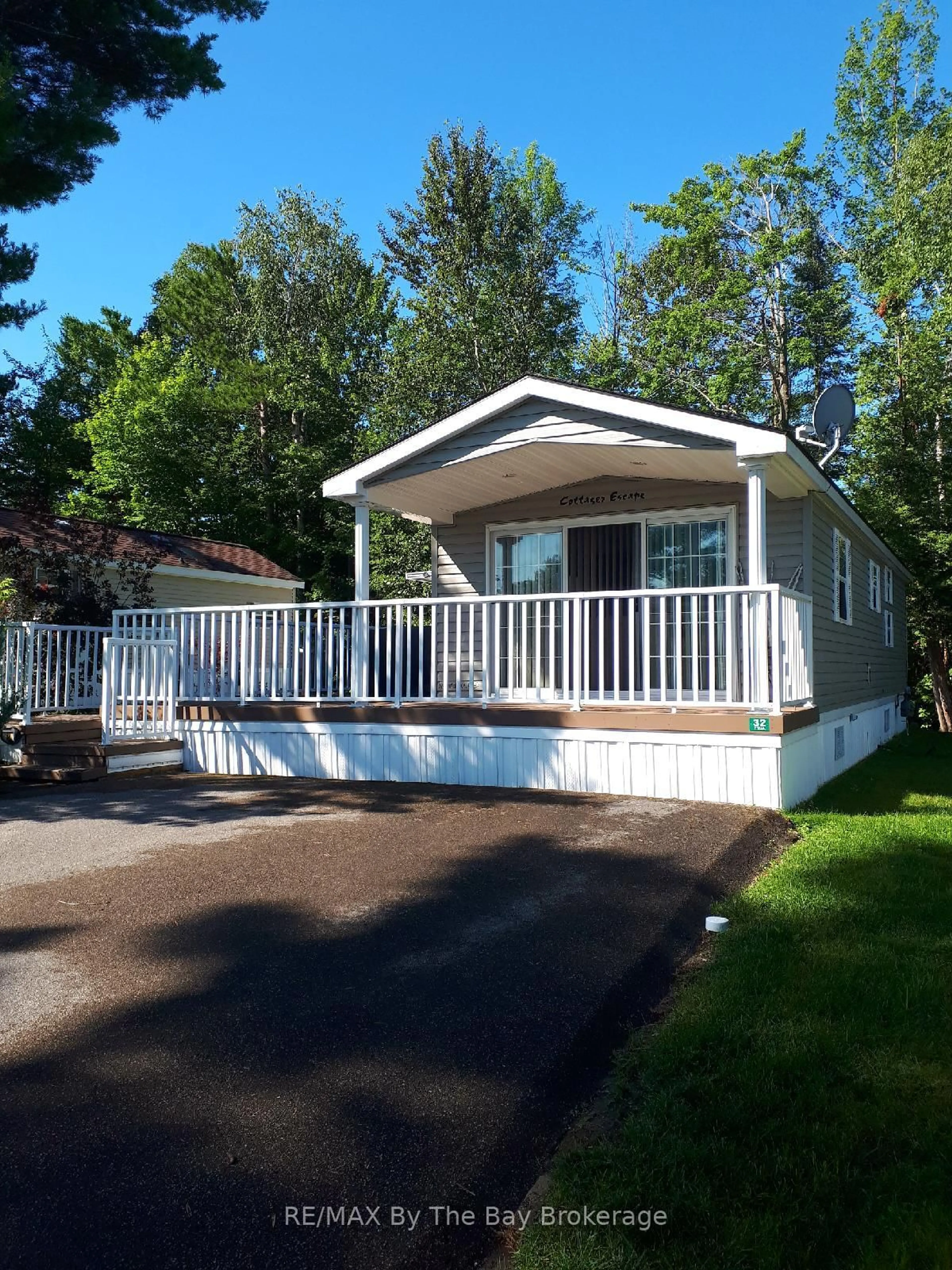 Home with vinyl exterior material, street for 32 Temagami Tr, Wasaga Beach Ontario L9Z 1X7