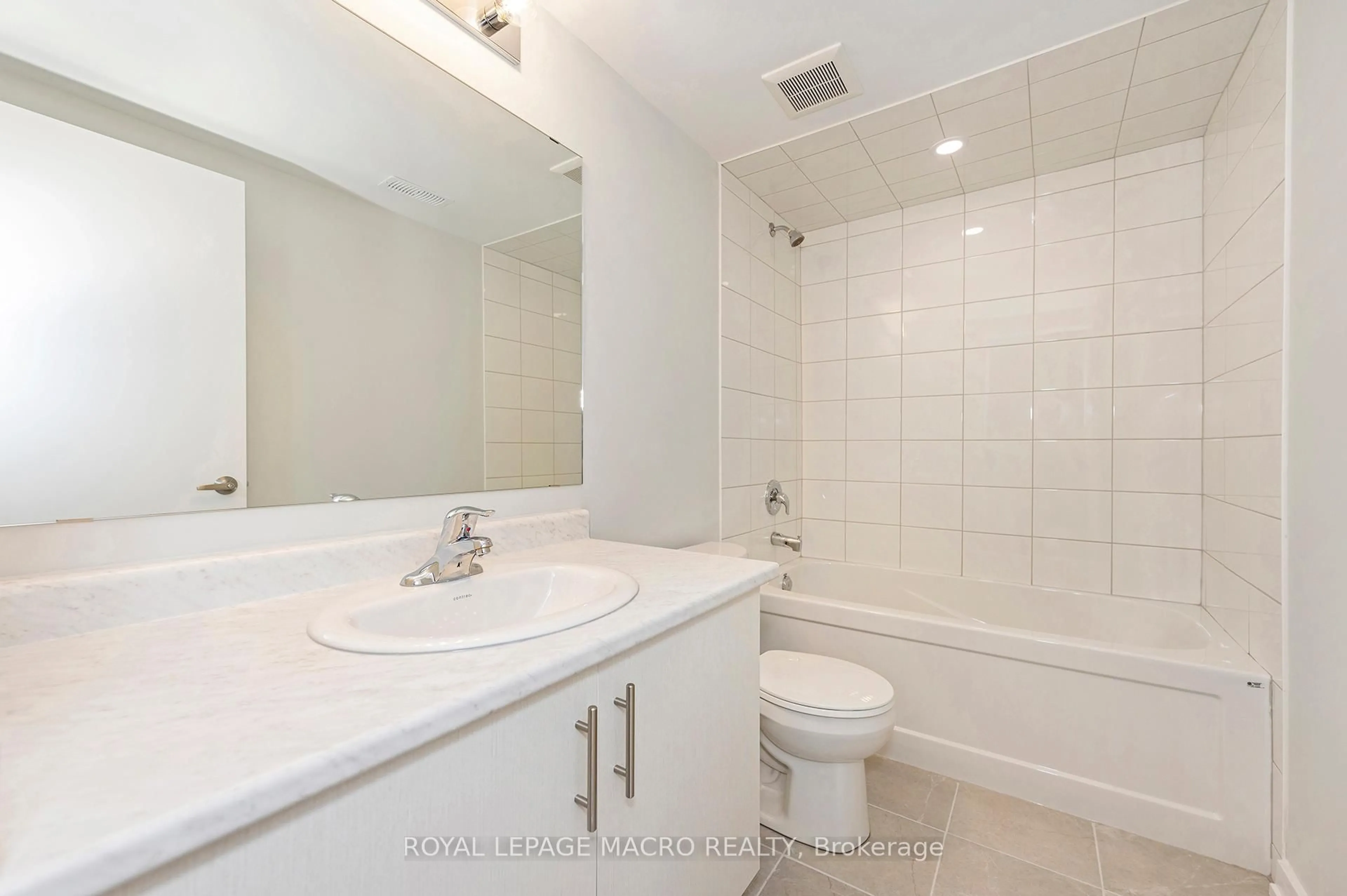 Standard bathroom, ceramic/tile floor for 2 Winters Cres, Collingwood Ontario L9Y 5T1