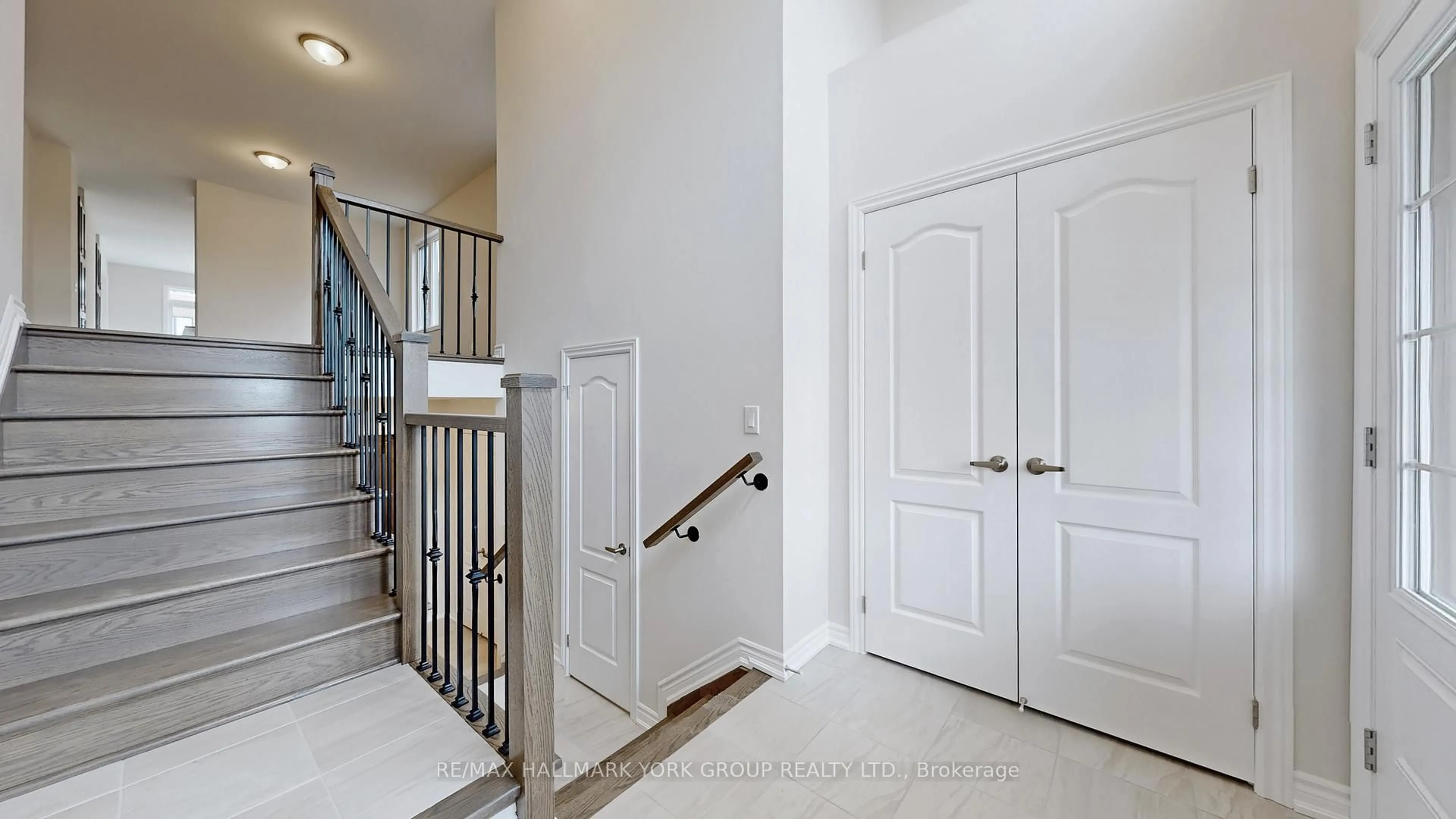 Indoor foyer for 2964 Monarch Dr, Orillia Ontario L3V 8M8