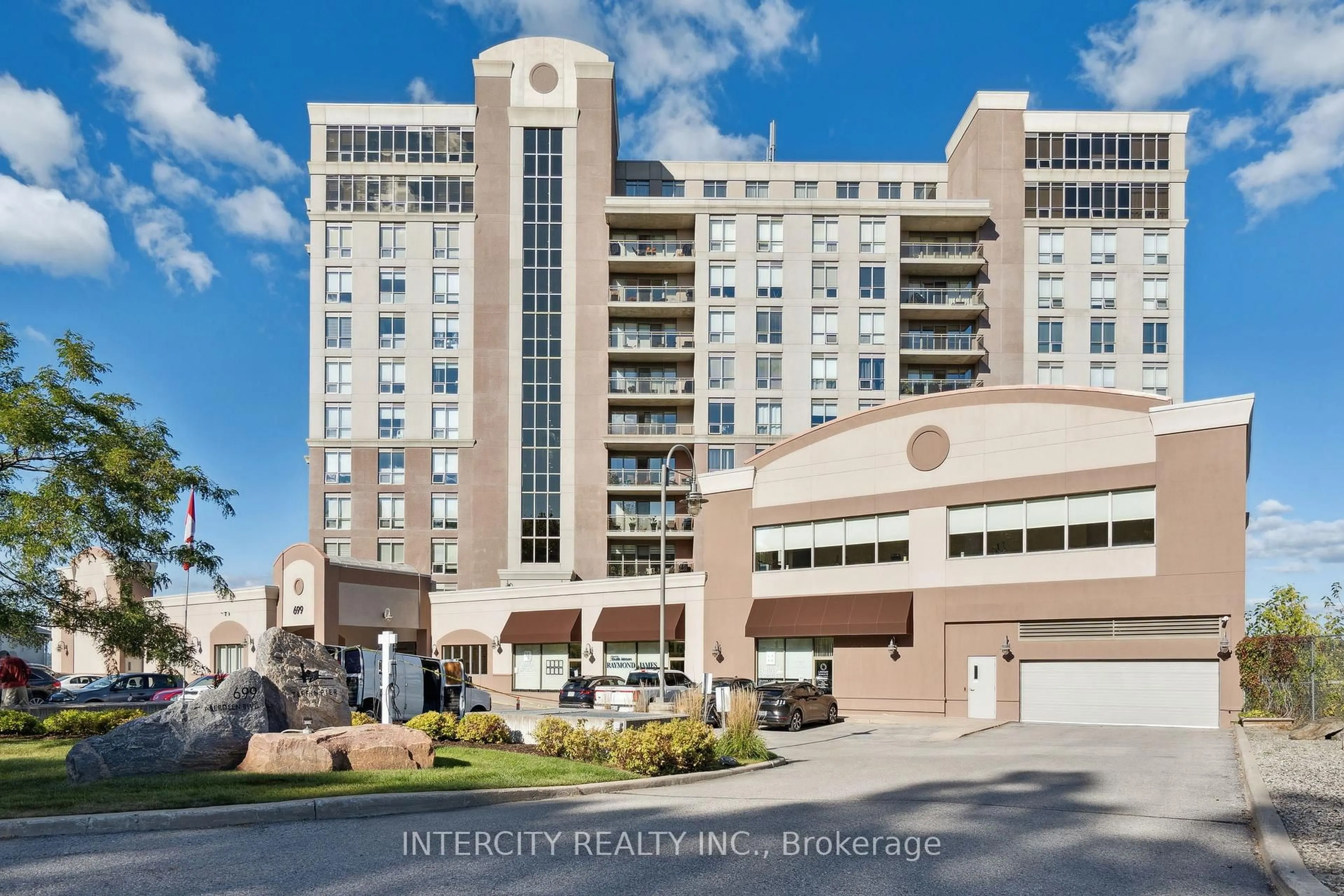 Indoor foyer for 699 Aberdeen Blvd #807, Midland Ontario L4R 5P2