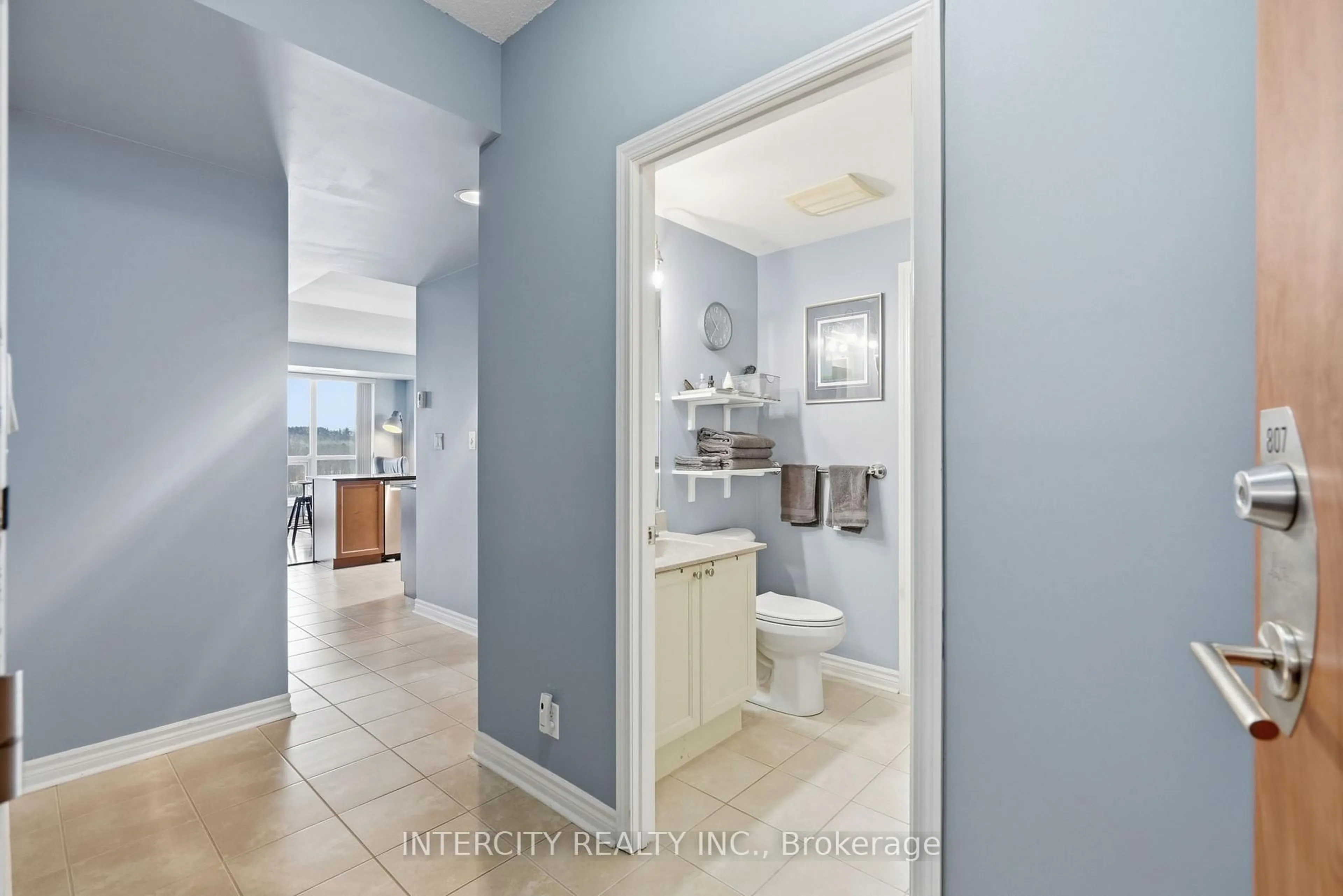 Indoor entryway for 699 Aberdeen Blvd #807, Midland Ontario L4R 5P2