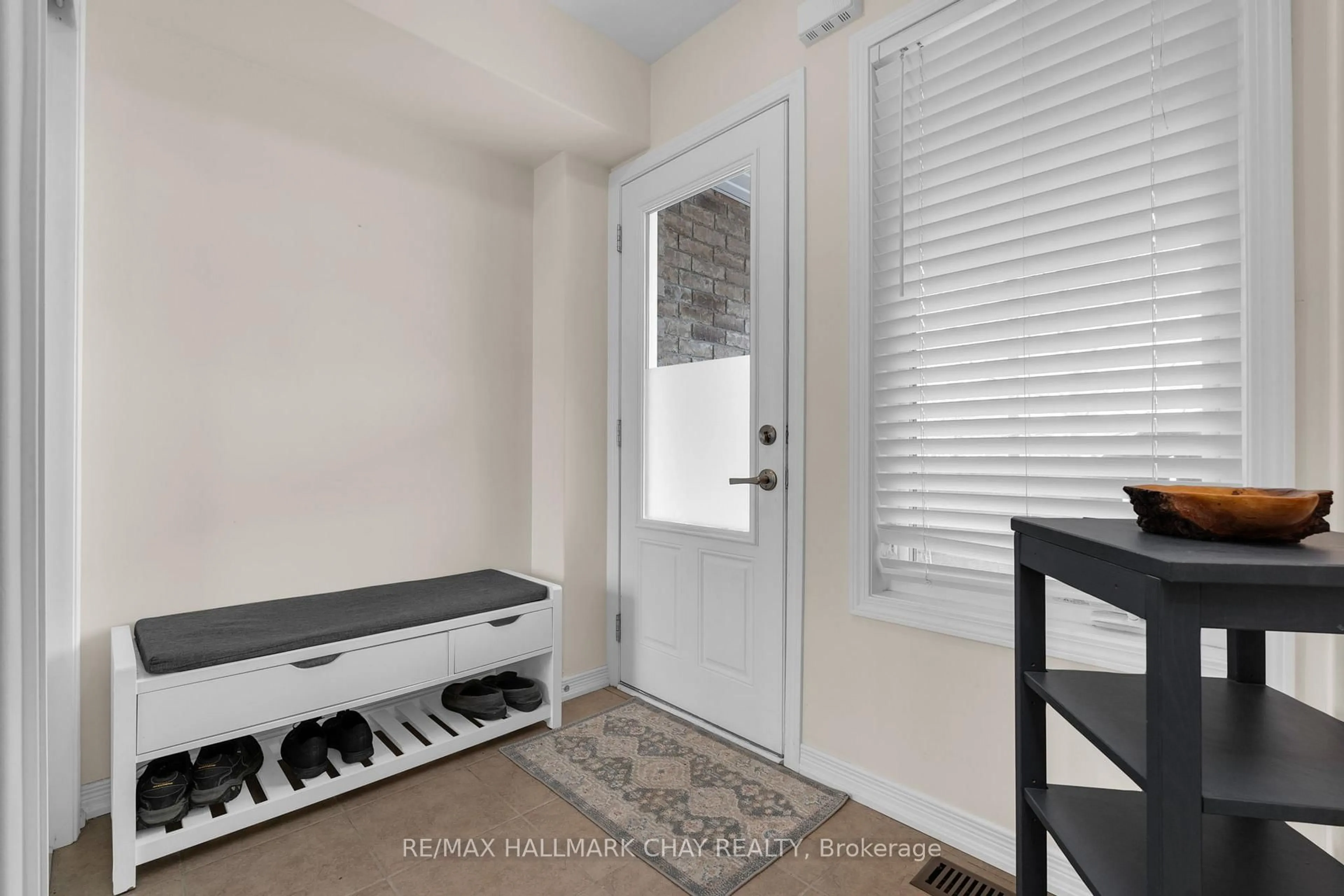 Indoor entryway for 75 Prince William Way #38, Barrie Ontario L4N 7P5