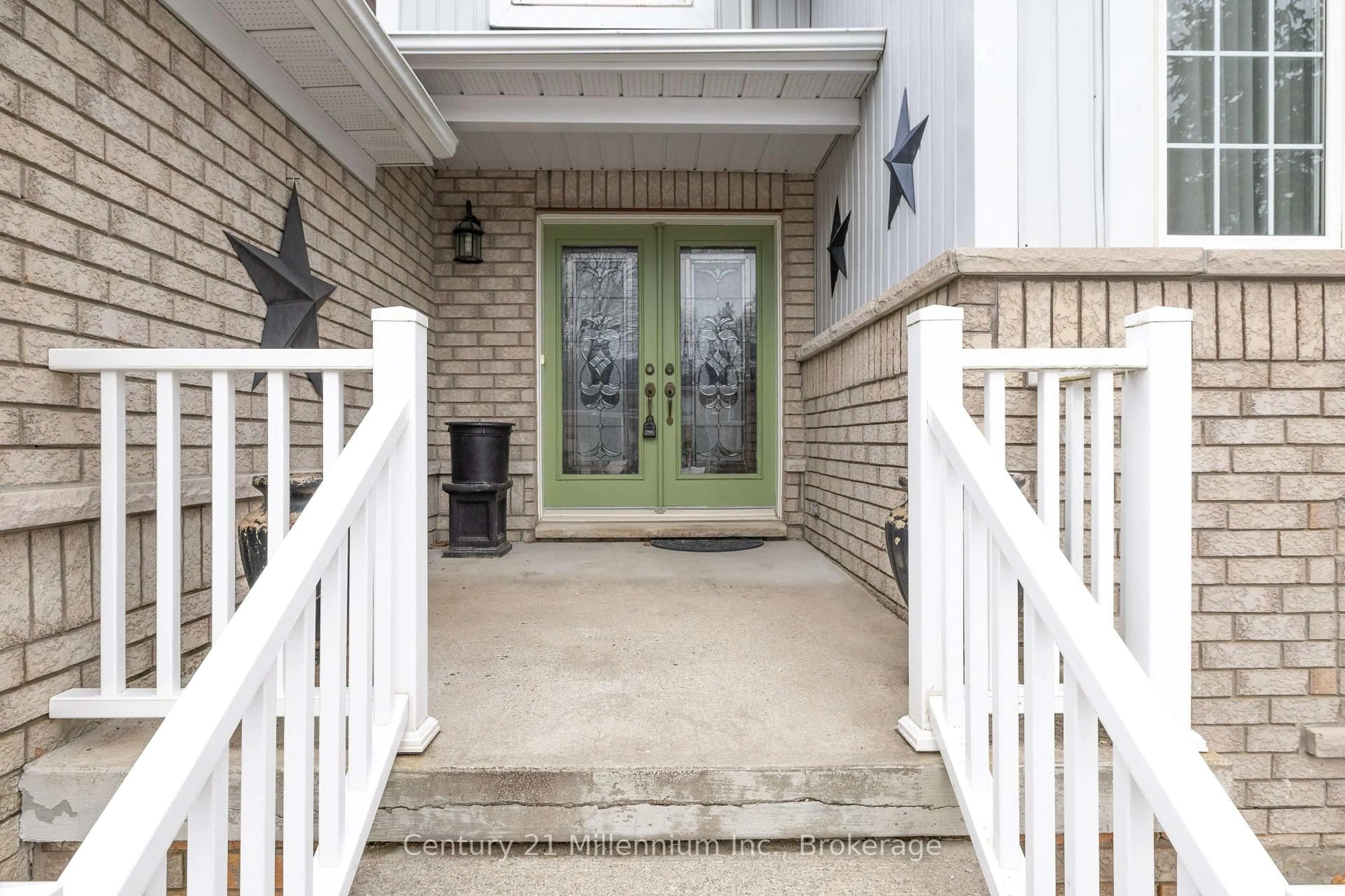 Indoor entryway for 135 Royal Beech Dr, Wasaga Beach Ontario L9Z 2N3