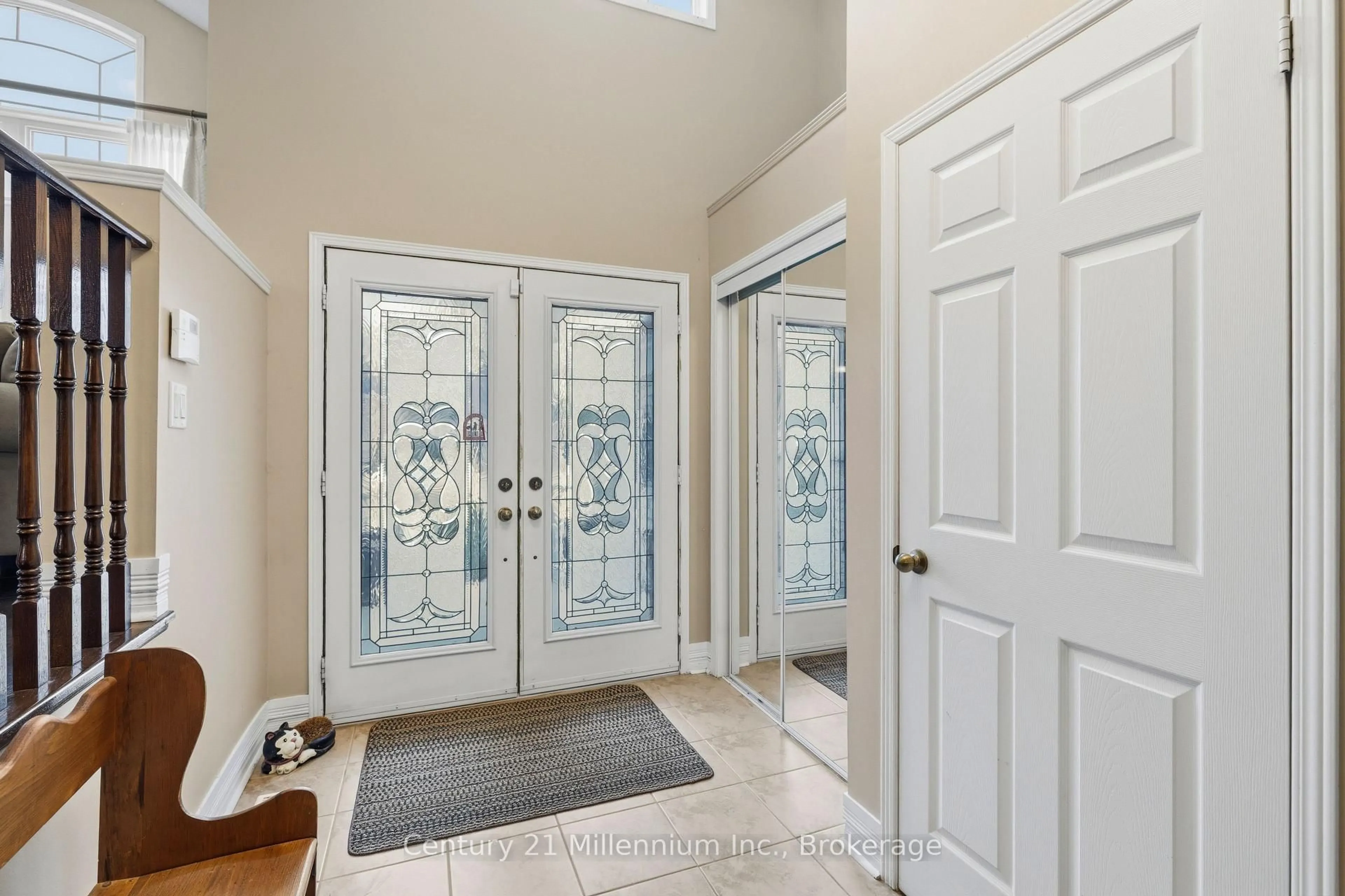 Indoor entryway for 135 Royal Beech Dr, Wasaga Beach Ontario L9Z 2N3