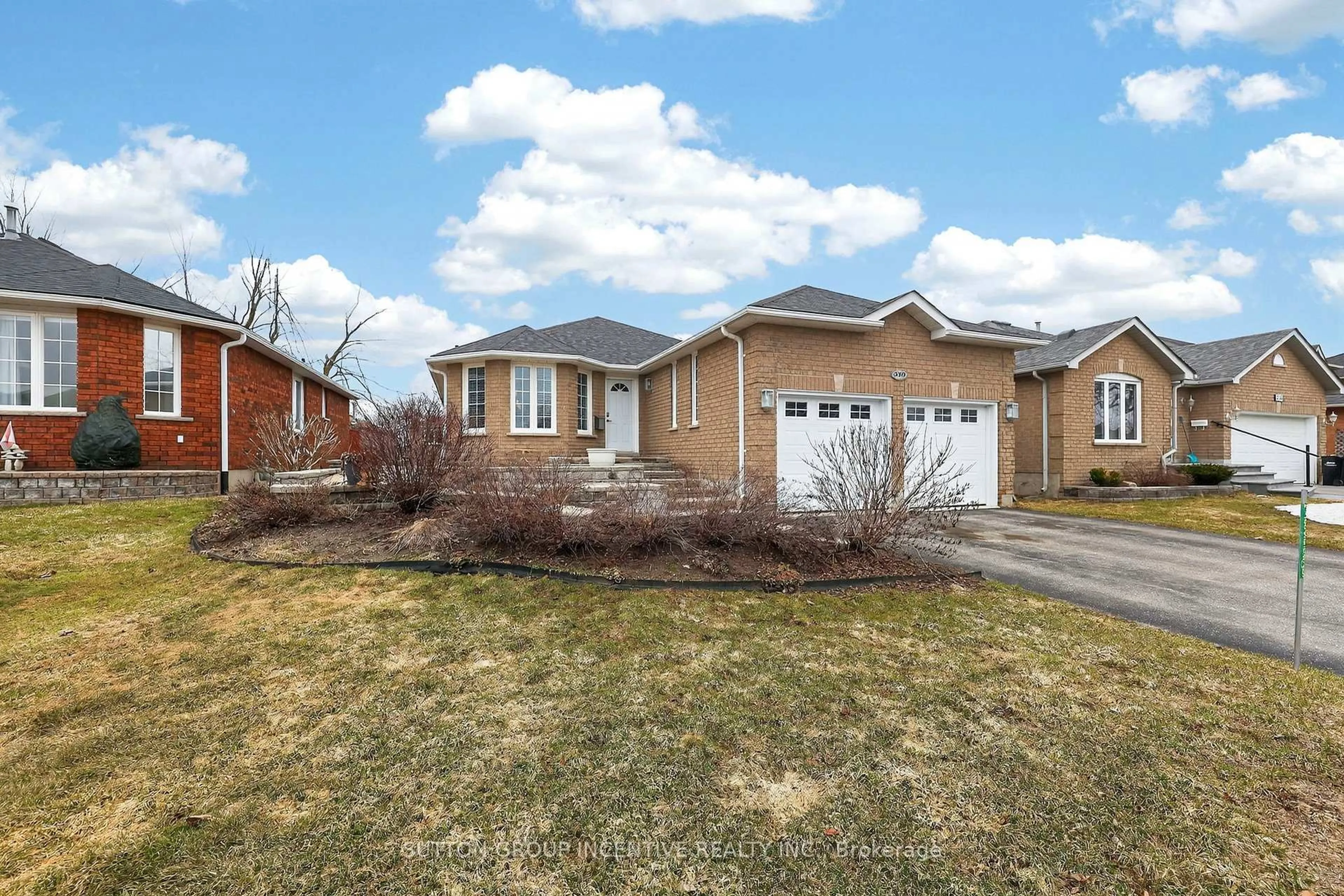 Home with brick exterior material, street for 350 Cundles Rd, Barrie Ontario L4N 7C8