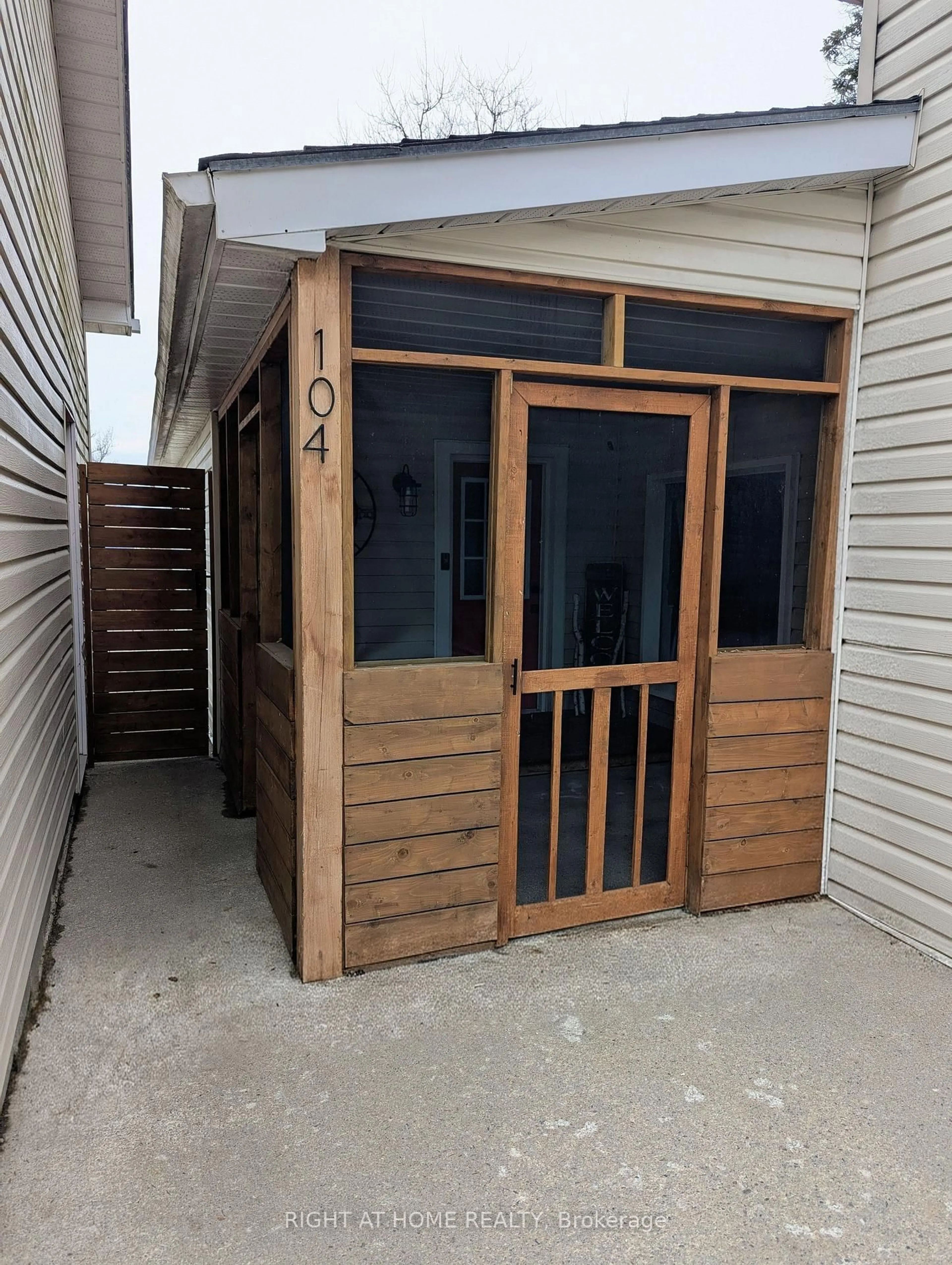 Indoor entryway for 104 Richard St, Tay Ontario L0K 2A0