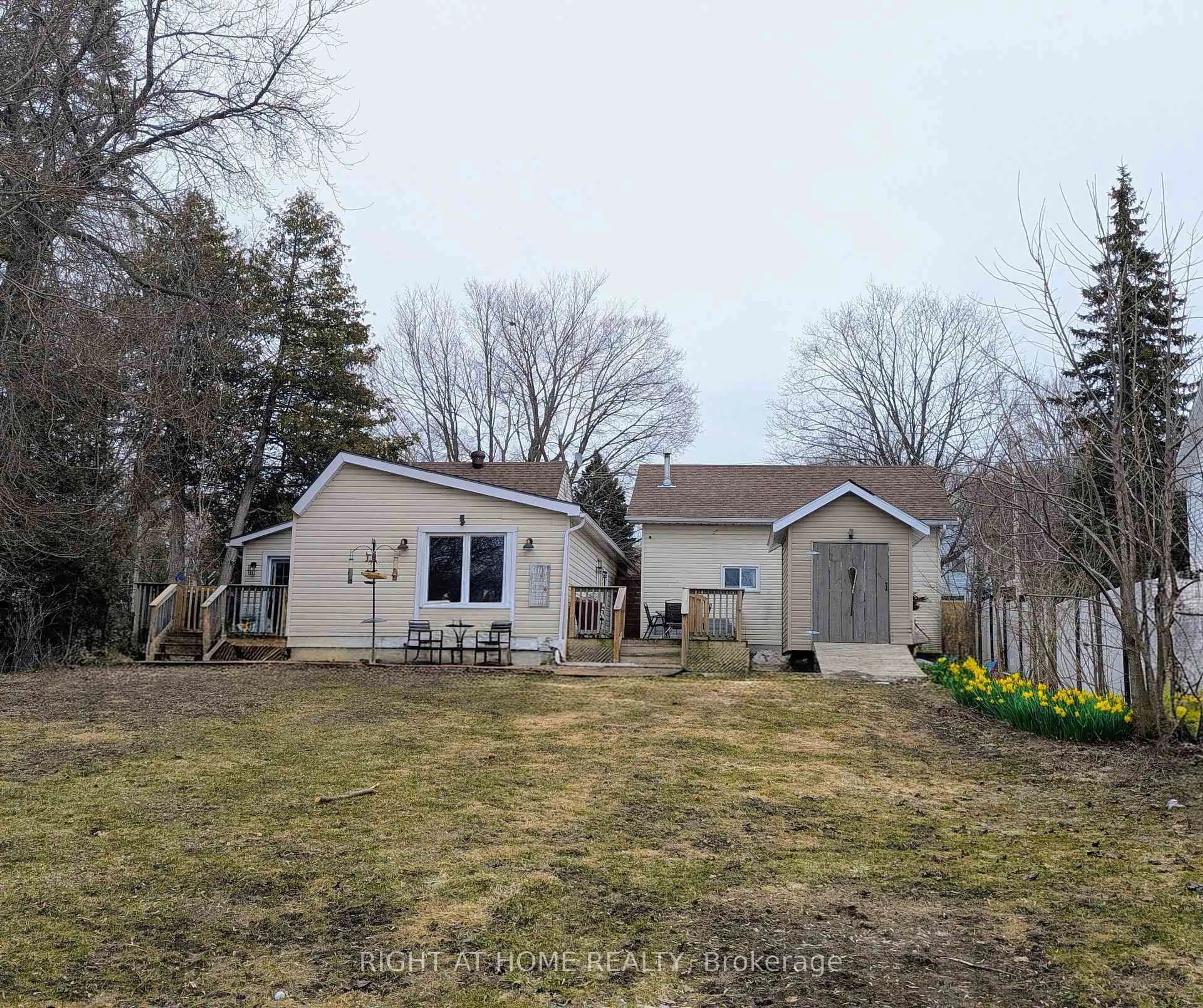 A pic from outside/outdoor area/front of a property/back of a property/a pic from drone, unknown for 104 Richard St, Tay Ontario L0K 2A0