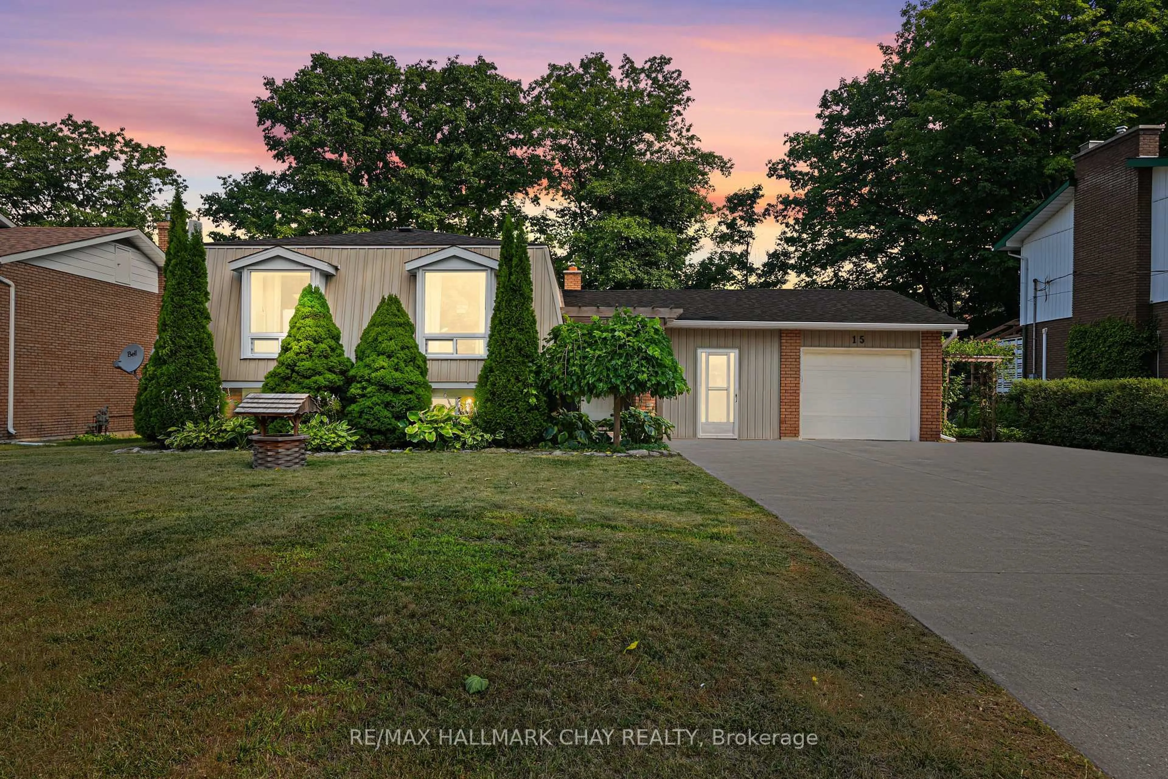 Home with vinyl exterior material, street for 15 Viel St, Penetanguishene Ontario L9M 1H8