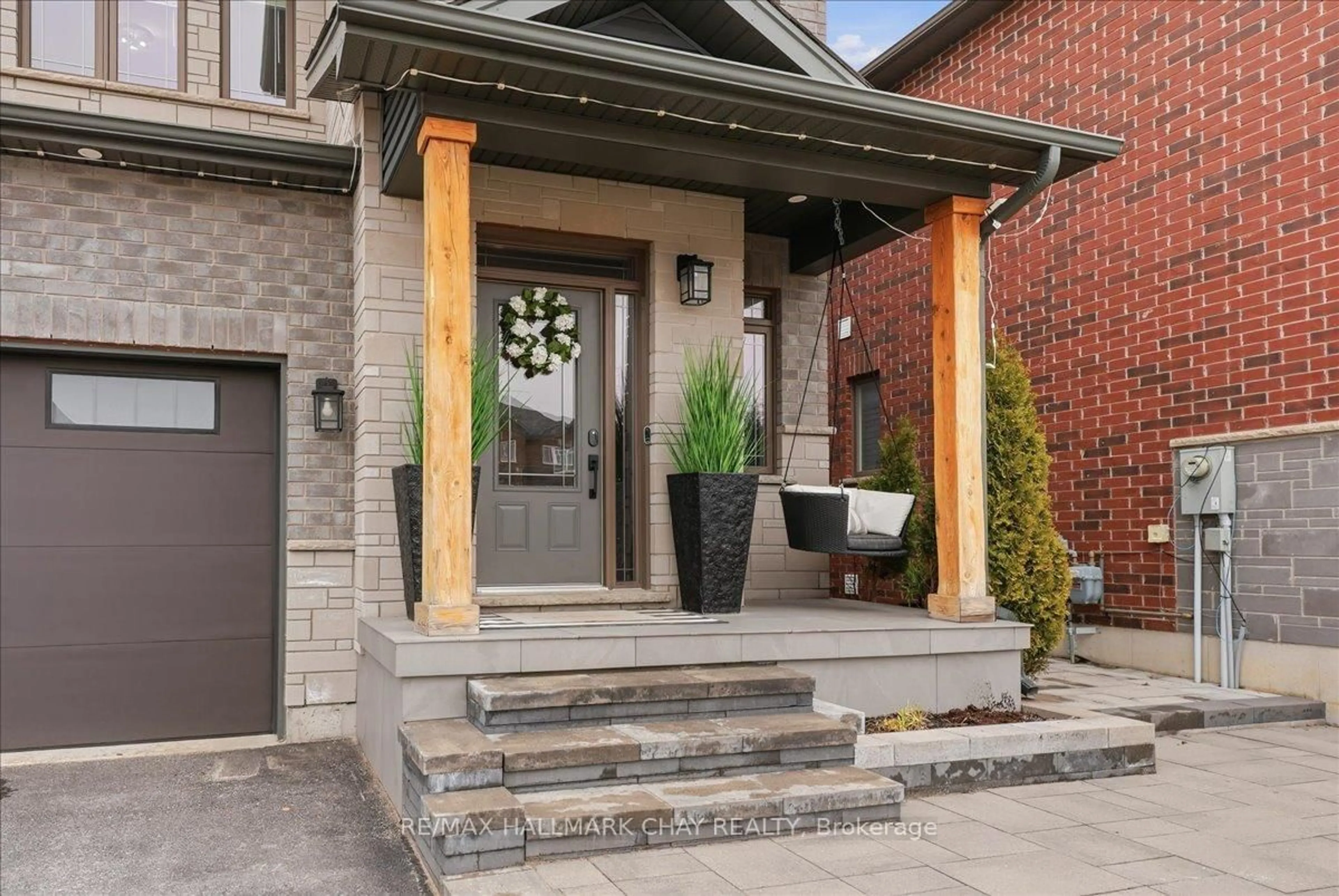 Home with brick exterior material, street for 26 Lowry Crt, Barrie Ontario L4N 7N3