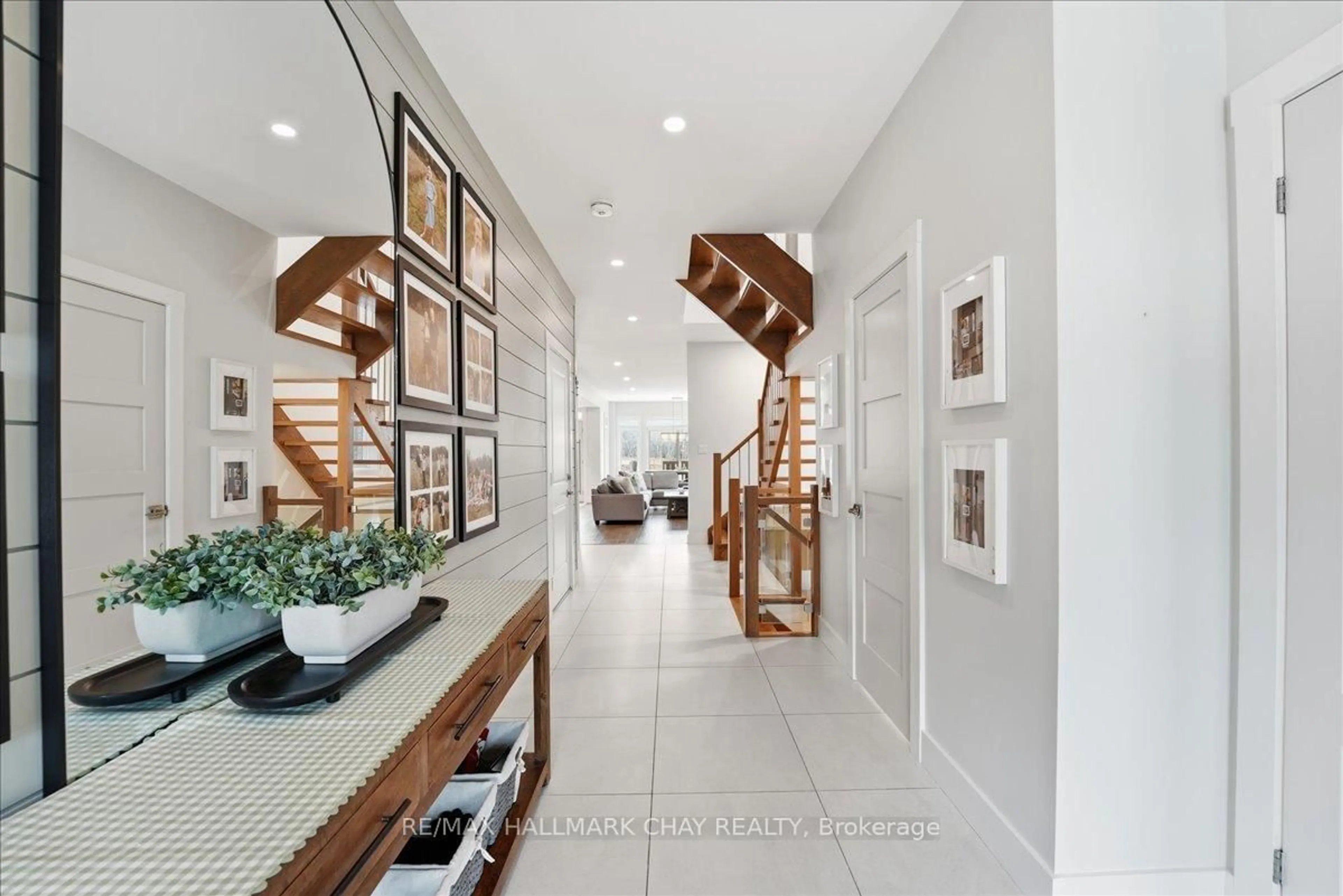 Indoor entryway for 26 Lowry Crt, Barrie Ontario L4N 7N3