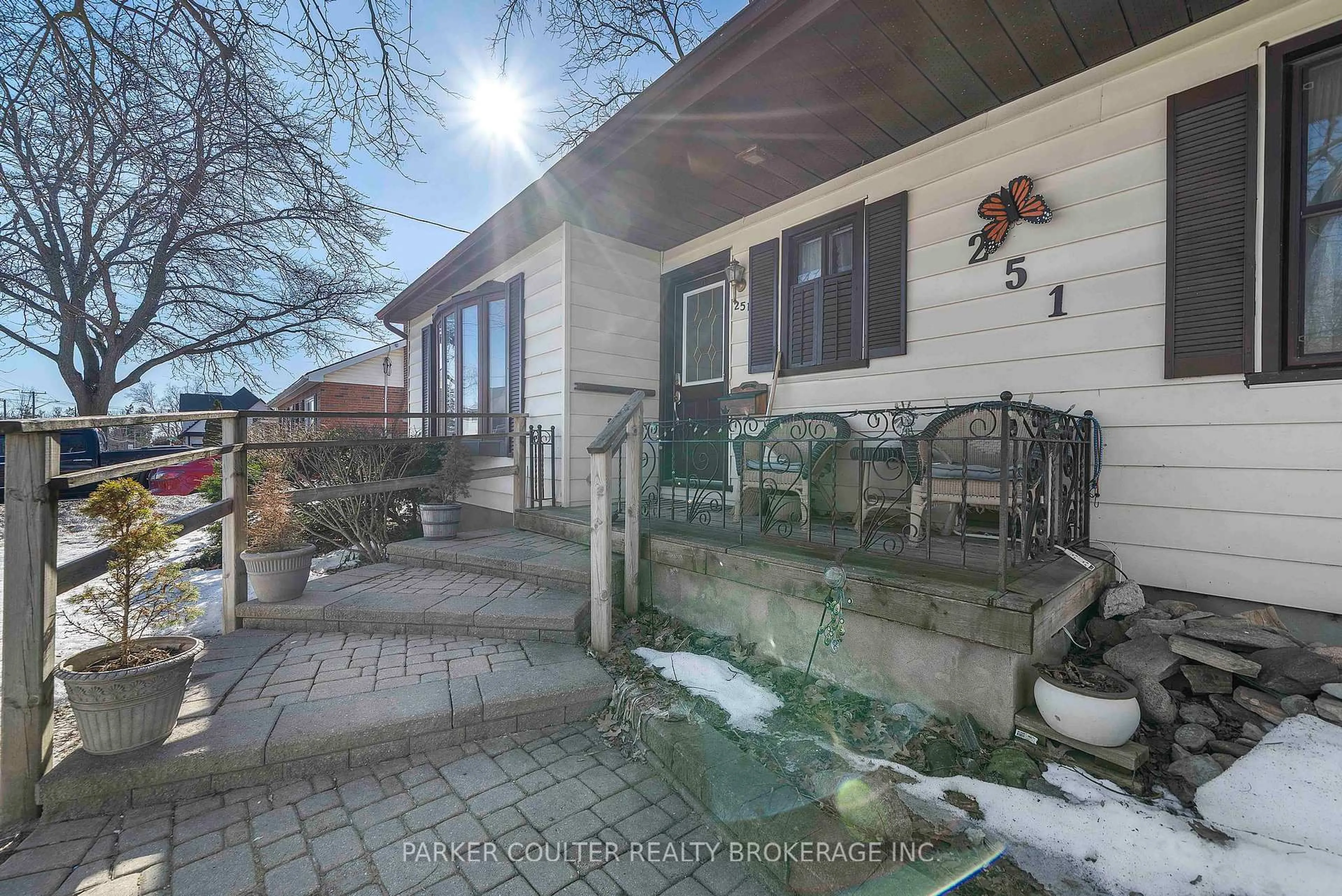 A pic from outside/outdoor area/front of a property/back of a property/a pic from drone, street for 251 Codrington St, Barrie Ontario L4M 1S6