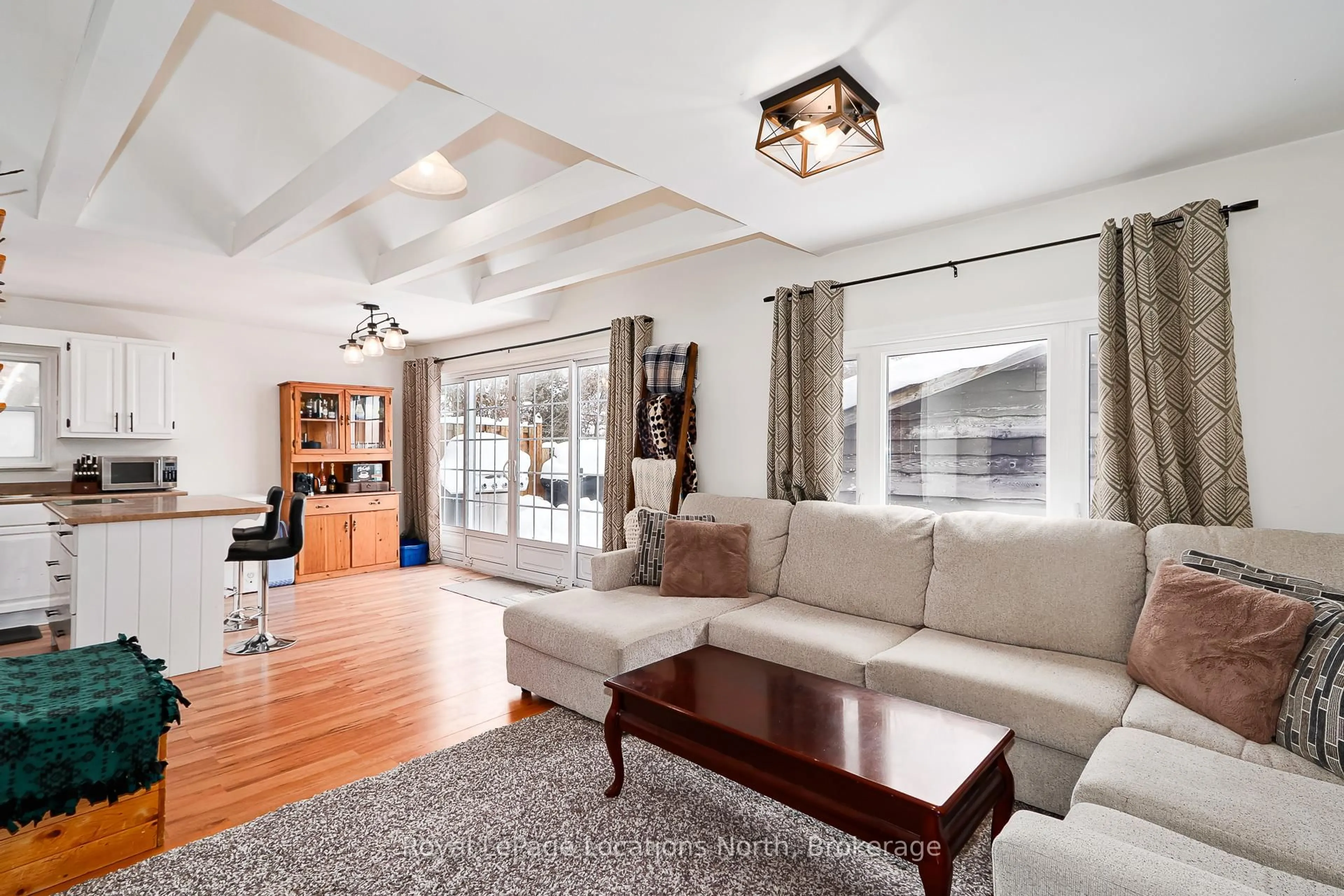 Living room with furniture, wood/laminate floor for 46 Fourth St, Midland Ontario L4R 3S8