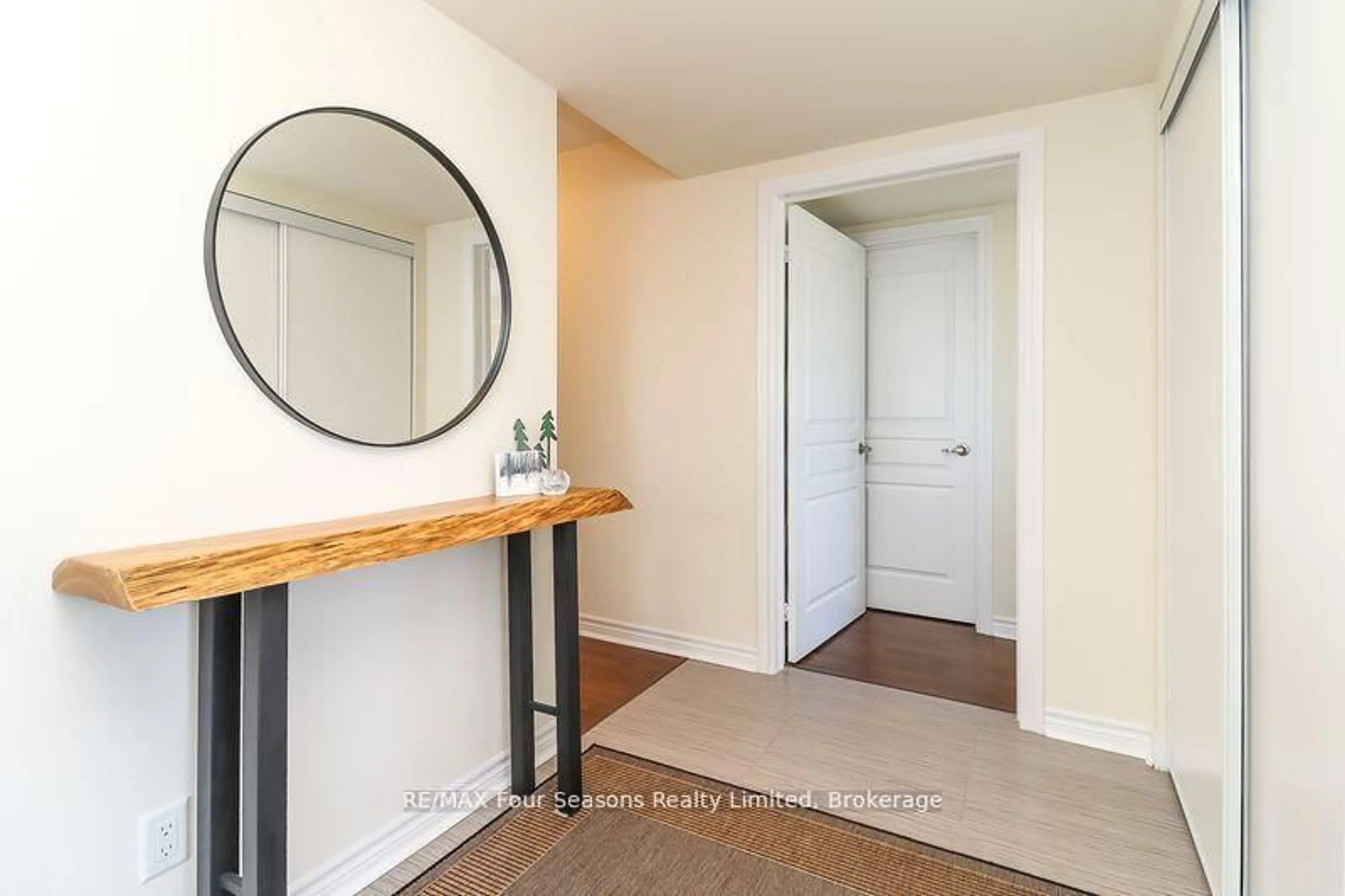 Indoor entryway for 6 Brandy Lane Dr #308, Collingwood Ontario L9Y 0X4