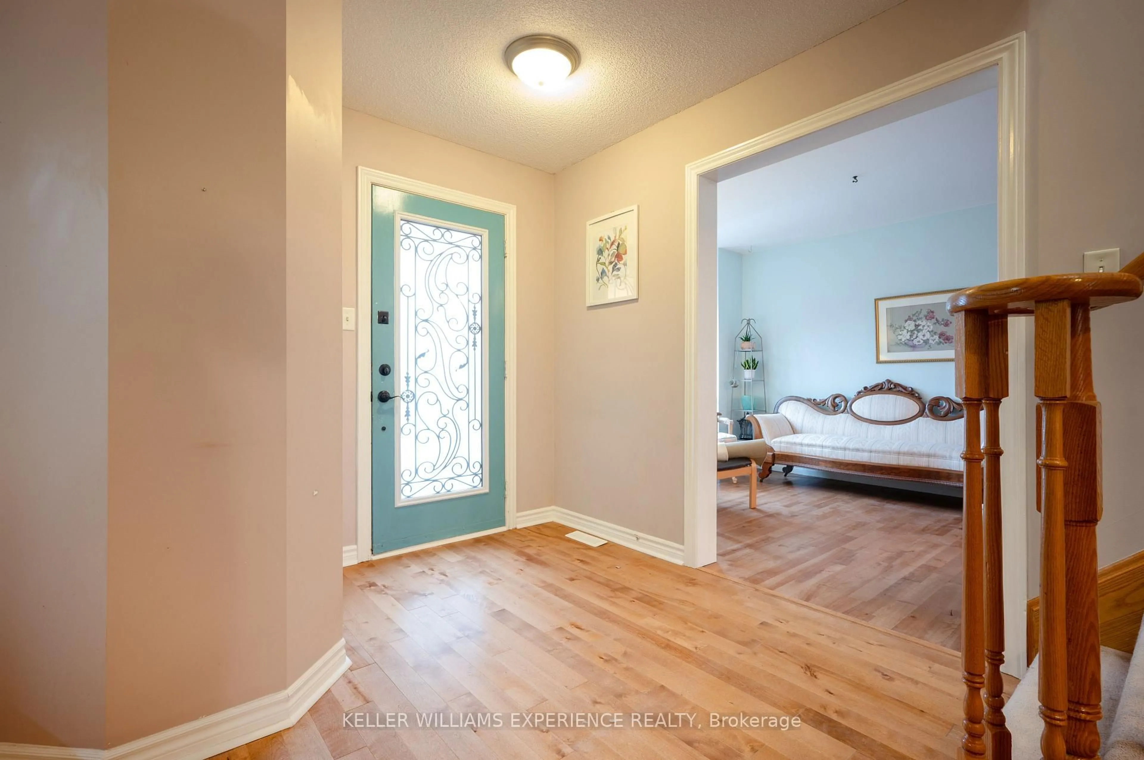 Indoor entryway for 43 Dunnett Dr, Barrie Ontario L4N 0J7
