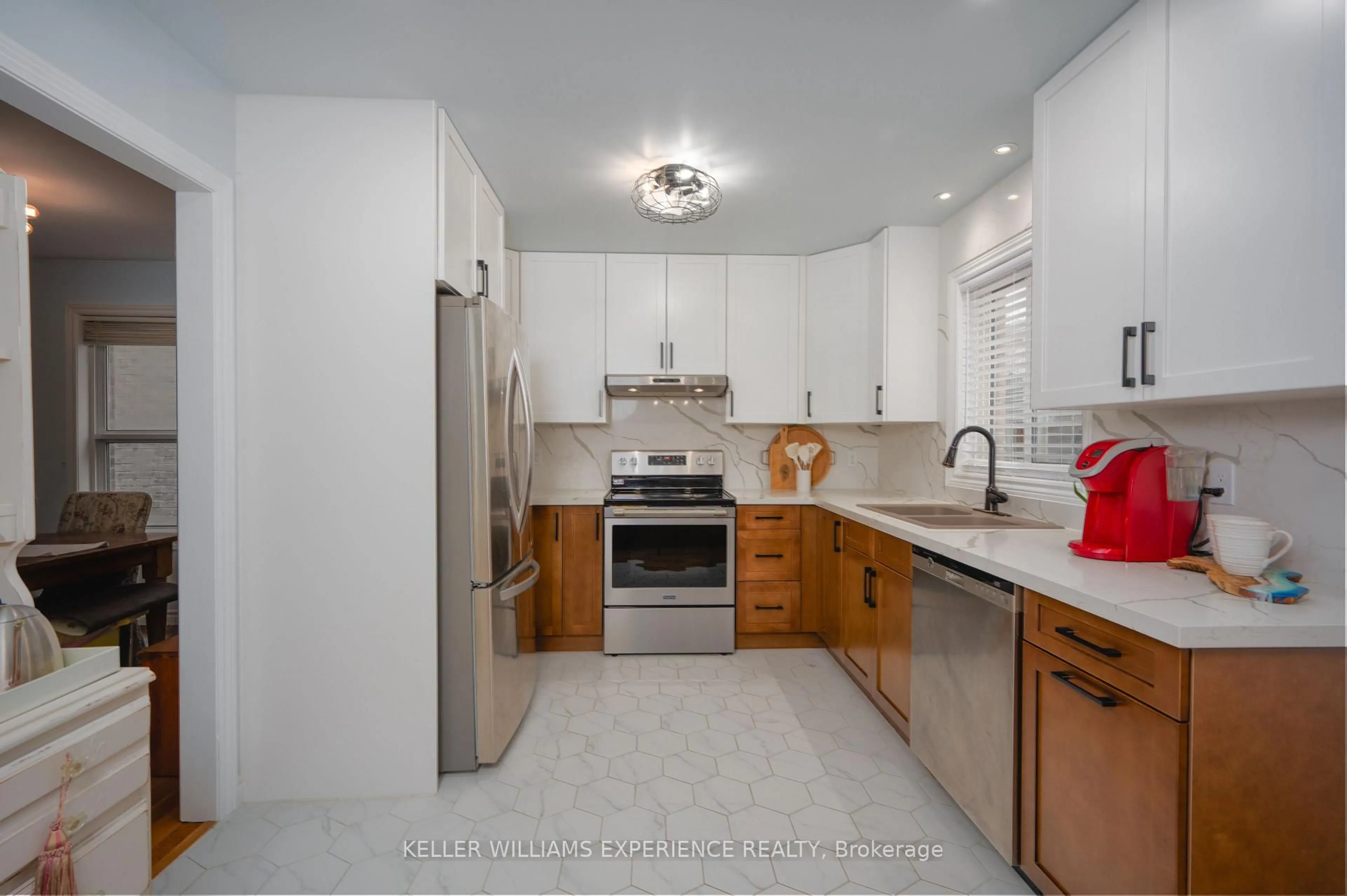 Standard kitchen, ceramic/tile floor for 43 Dunnett Dr, Barrie Ontario L4N 0J7