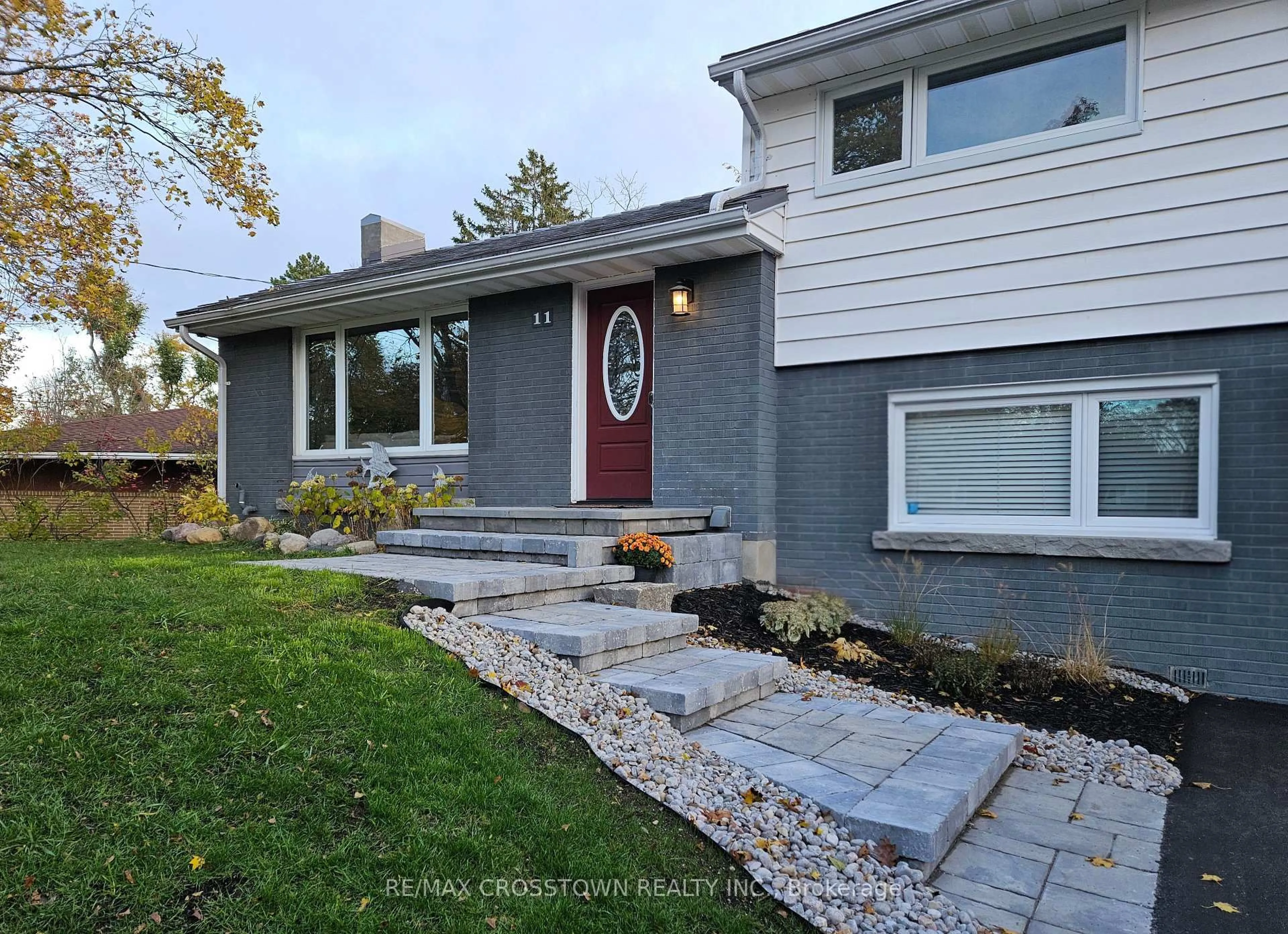 Home with vinyl exterior material, street for 11 Castle Dr, Barrie Ontario L4N 1P7