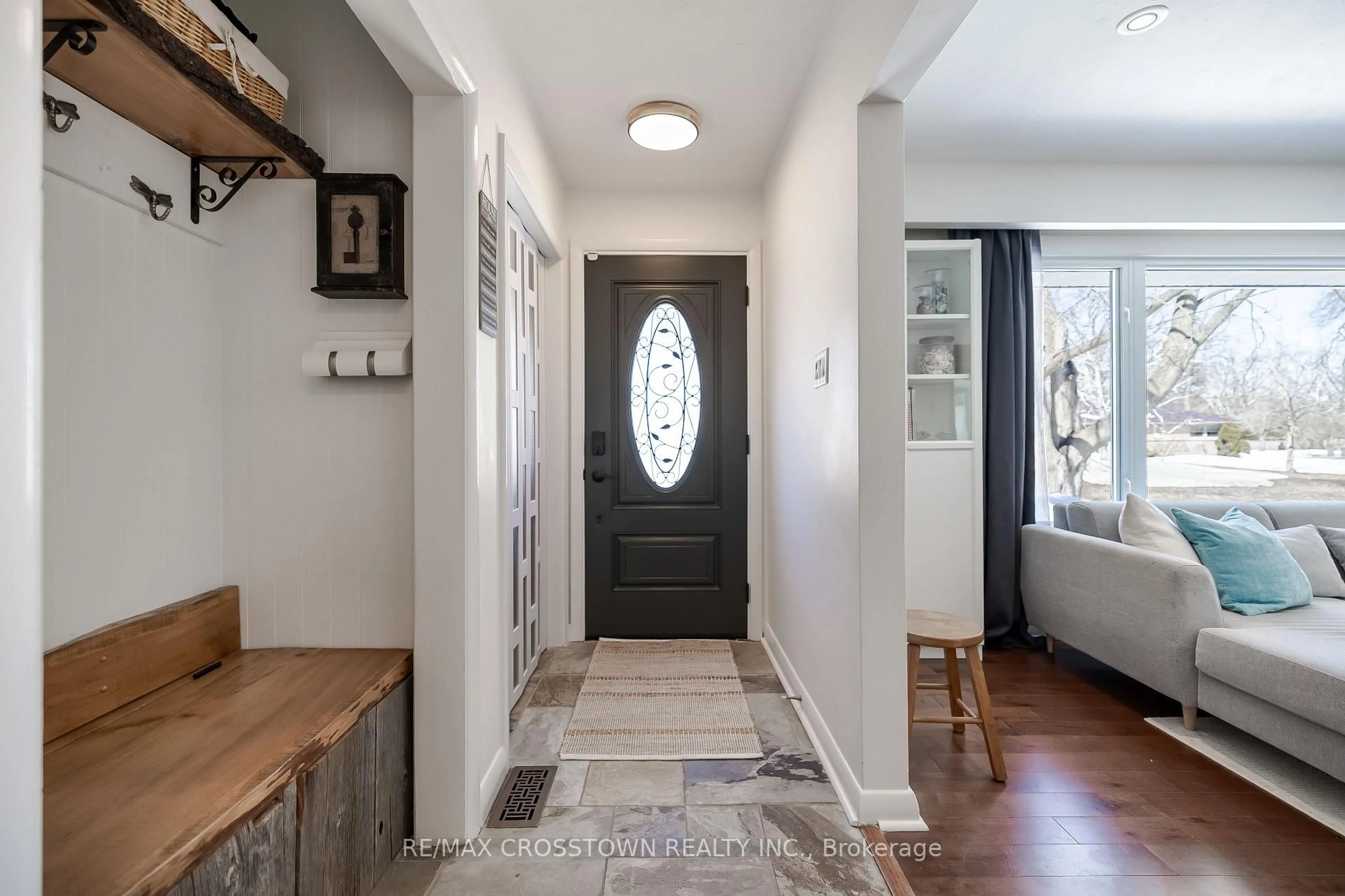 Indoor entryway for 11 Castle Dr, Barrie Ontario L4N 1P7